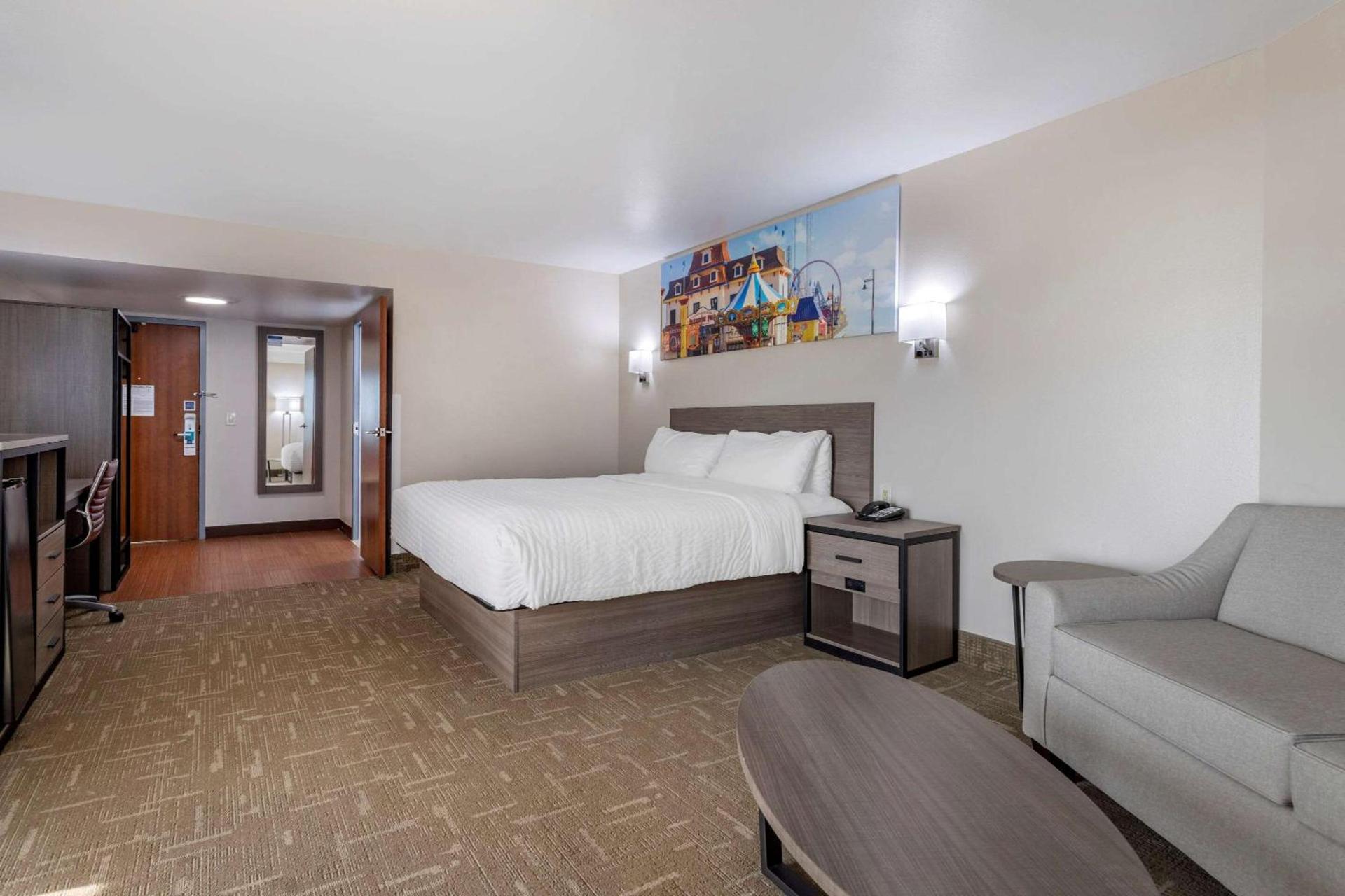 Clarion Pointe Galveston Seawall photo 35