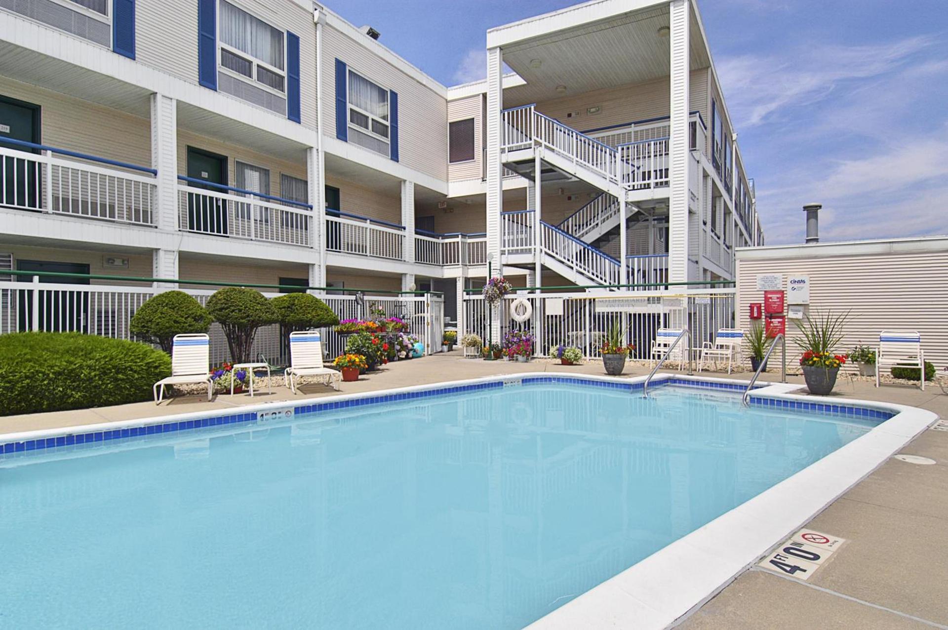 Super 8 by Wyndham Madison East photo 40