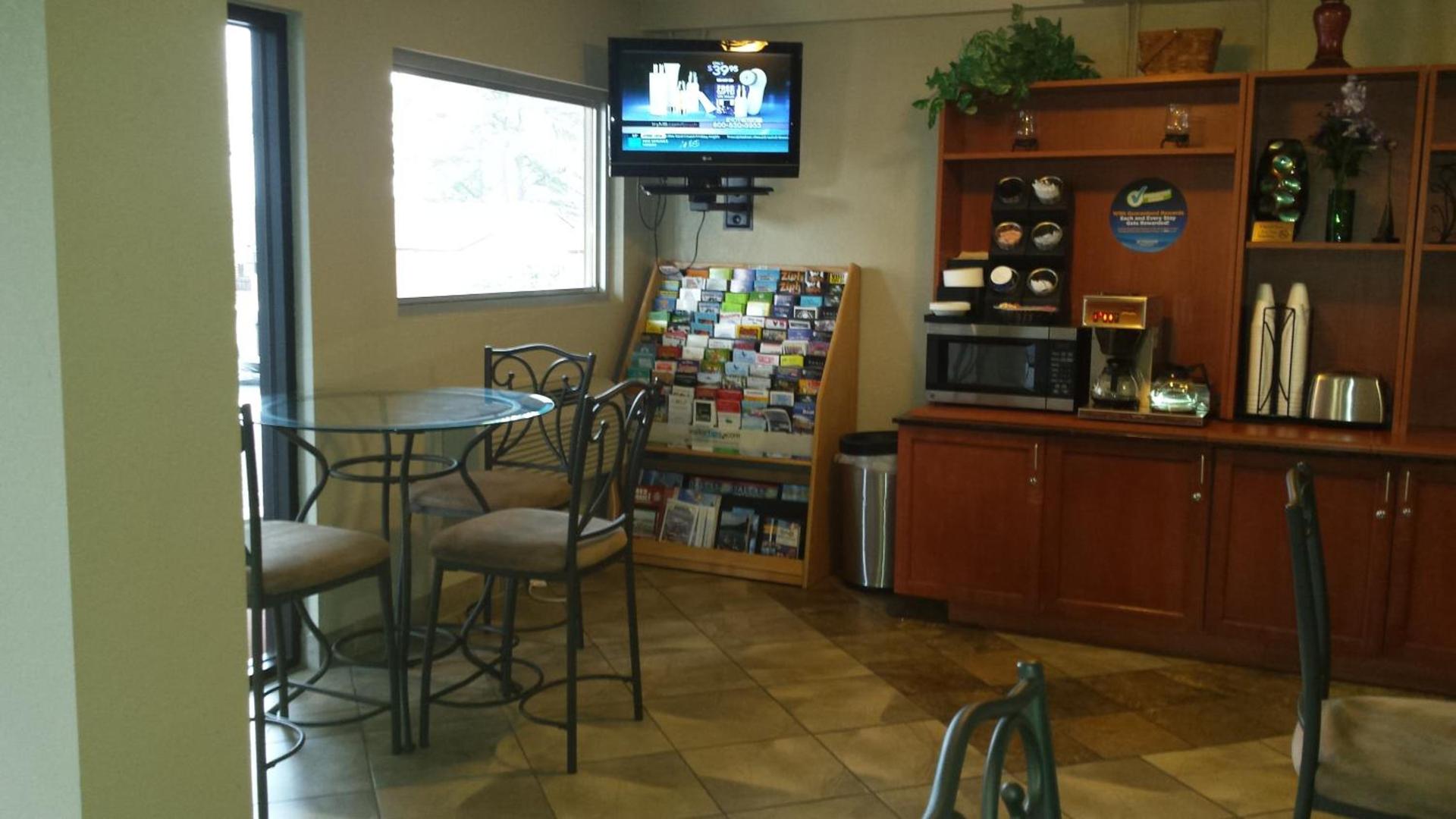 Days Inn by Wyndham Hot Springs photo 3