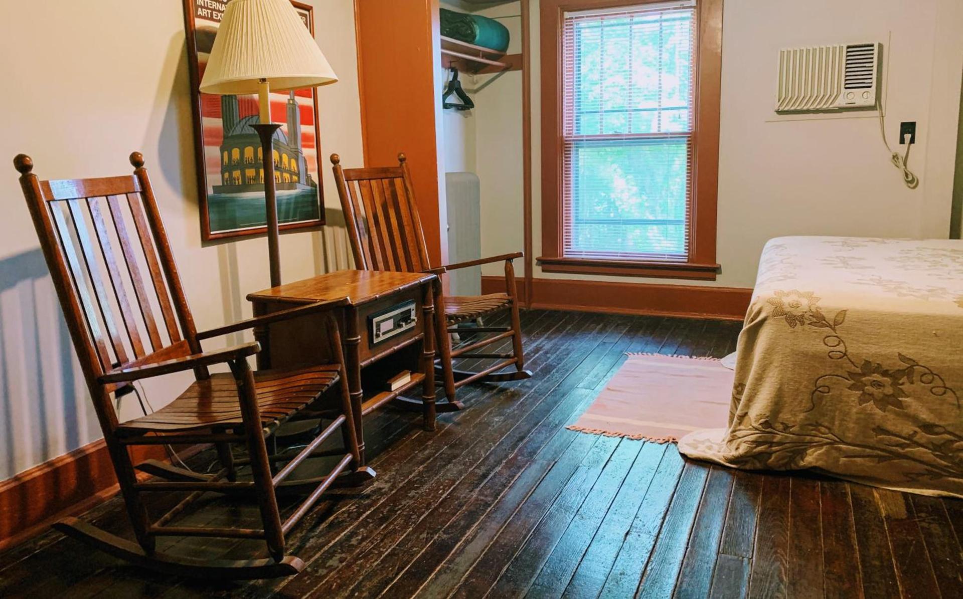 Lakeside Inn photo 22