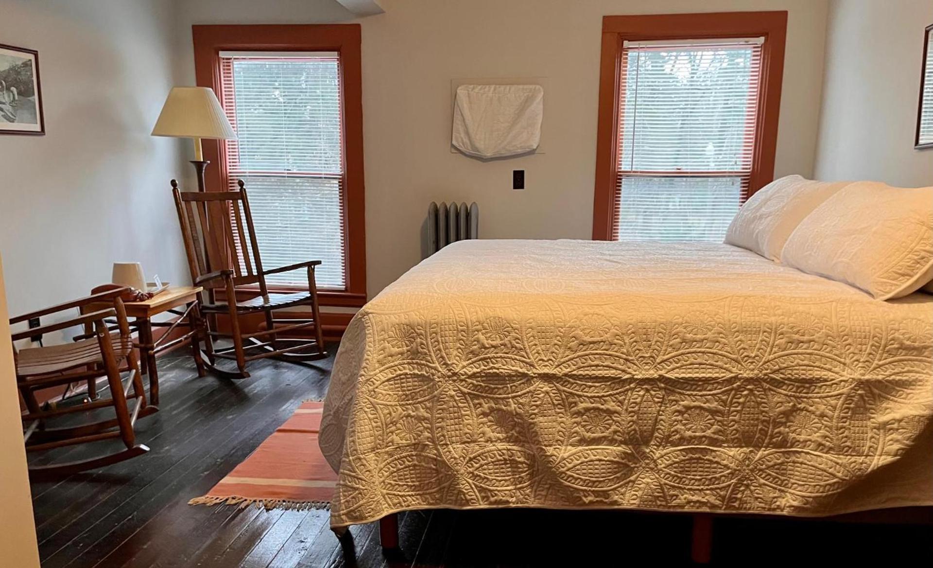 Lakeside Inn photo 40