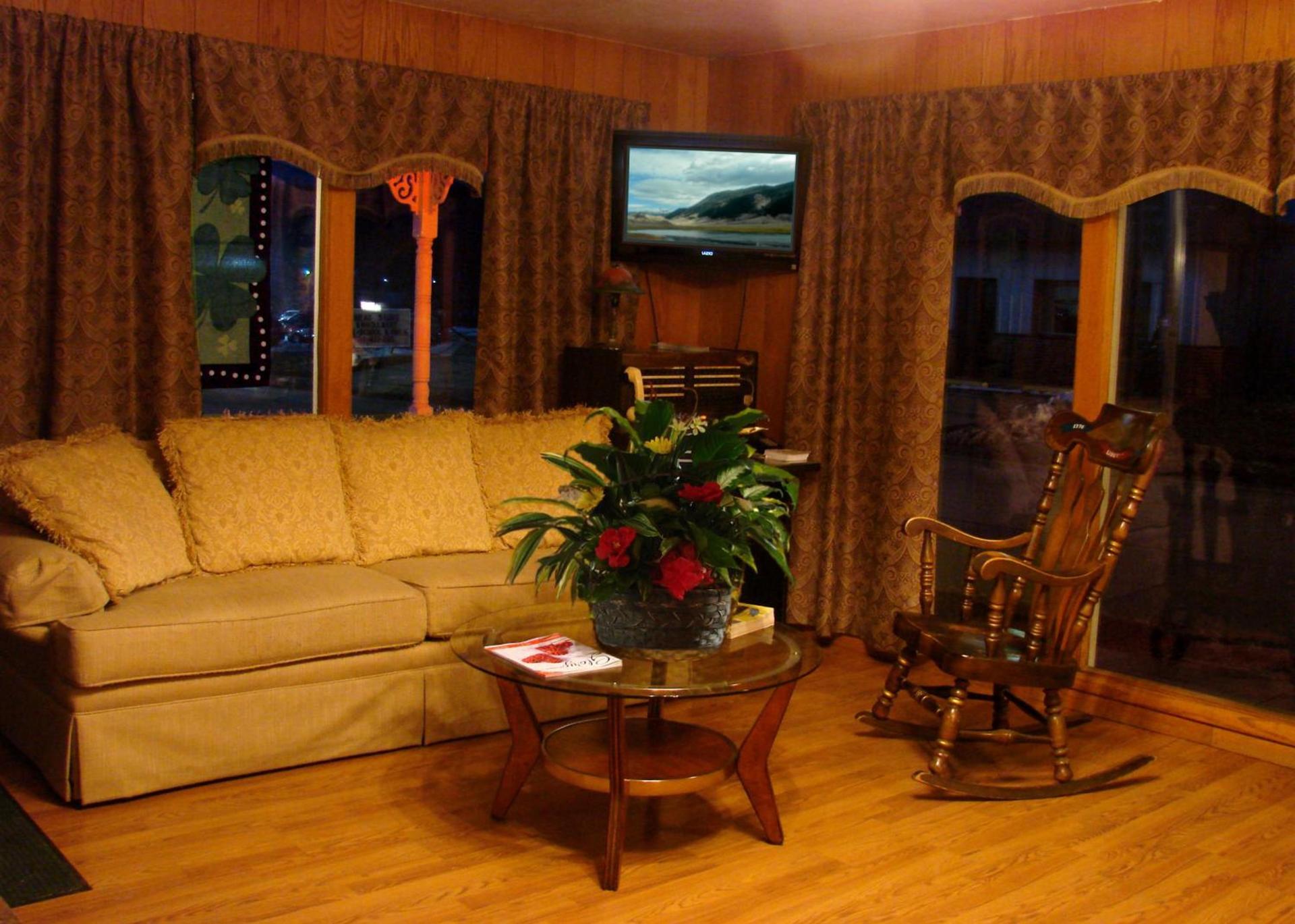 Centennial Motel photo 6