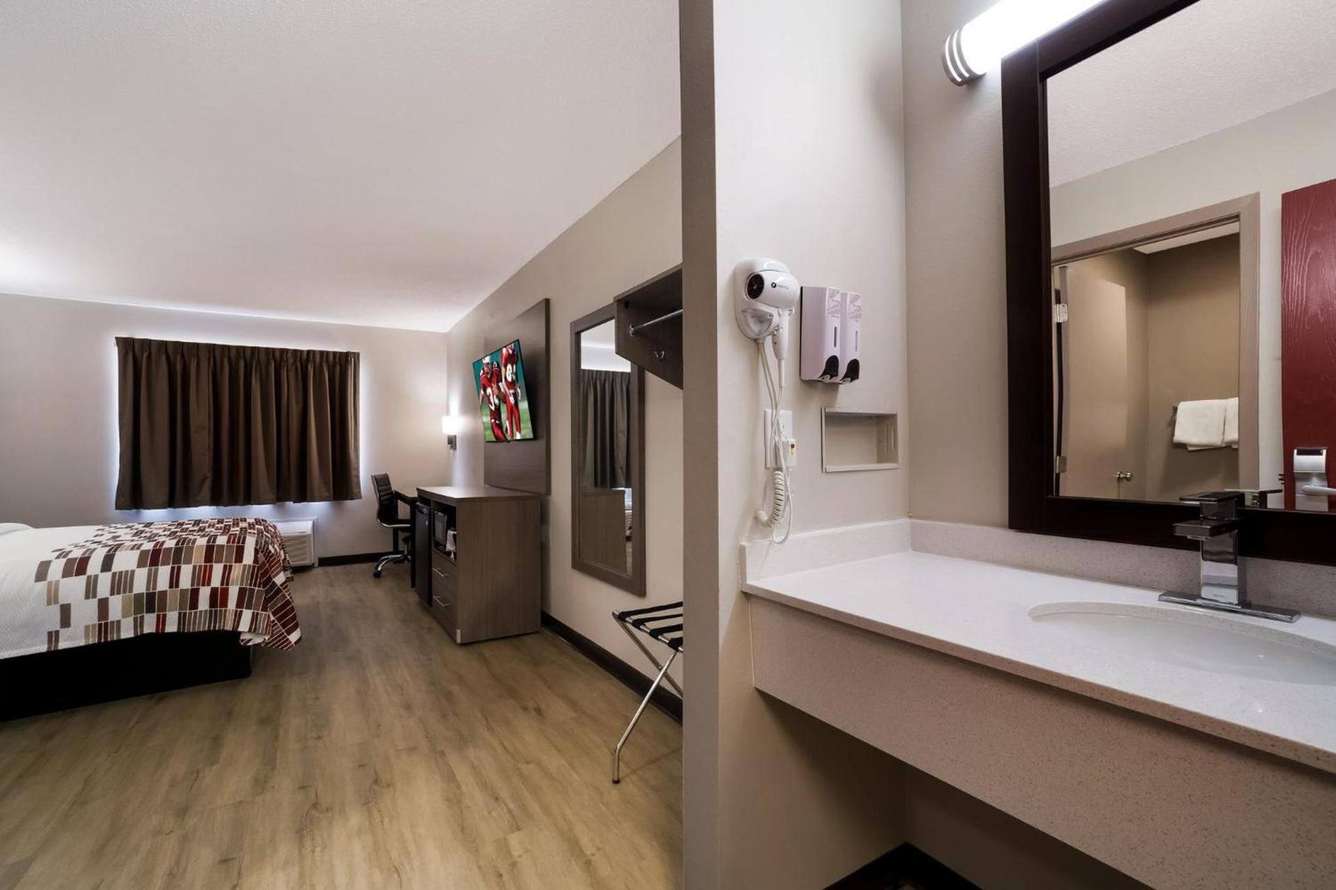 Red Roof Inn Marston photo 17