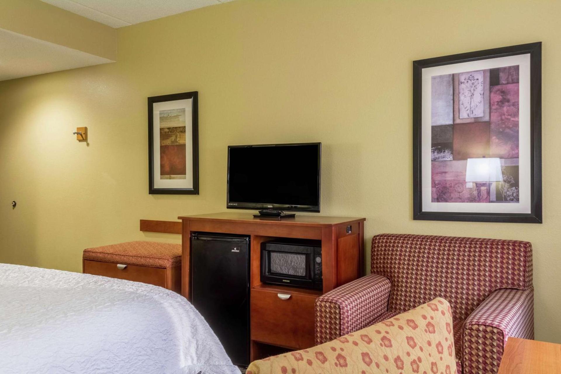 Hampton Inn Clinton photo 14