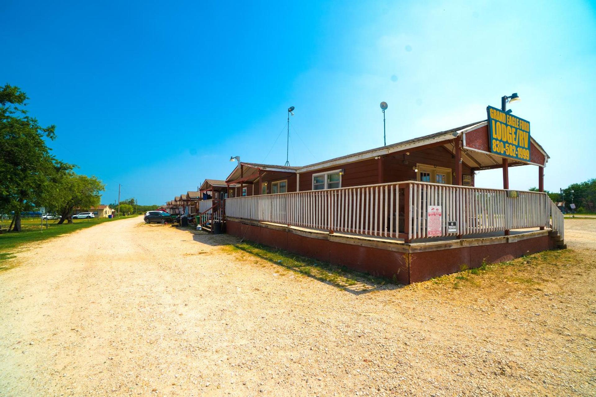 Grand Eagle Ford Lodge & RV Park Nixon By OYO photo 21