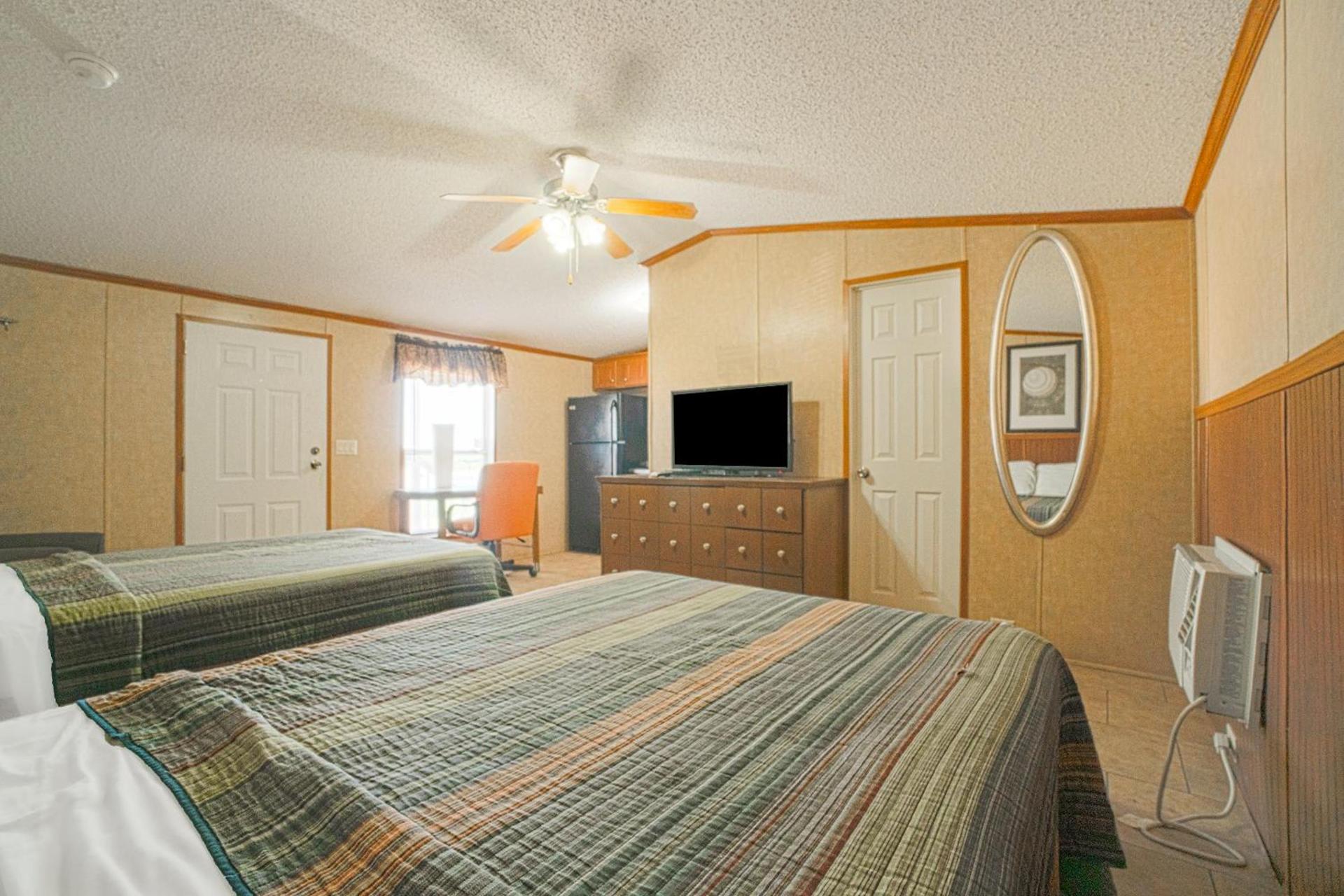 Grand Eagle Ford Lodge & RV Park Nixon By OYO photo 5