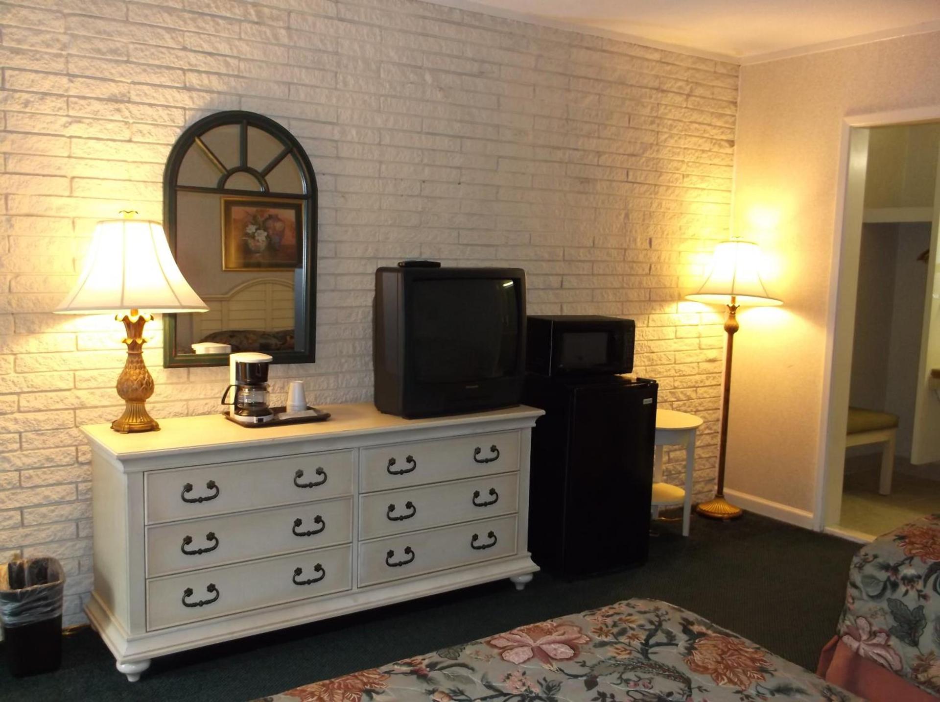Azalea Inn & Suites photo 19