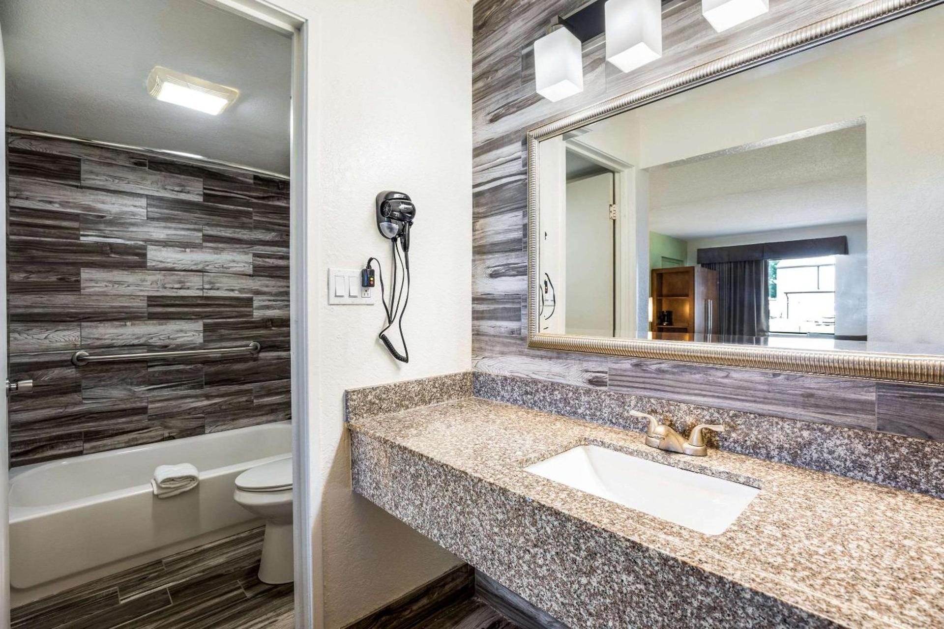 Quality Inn & Suites Downtown photo 20