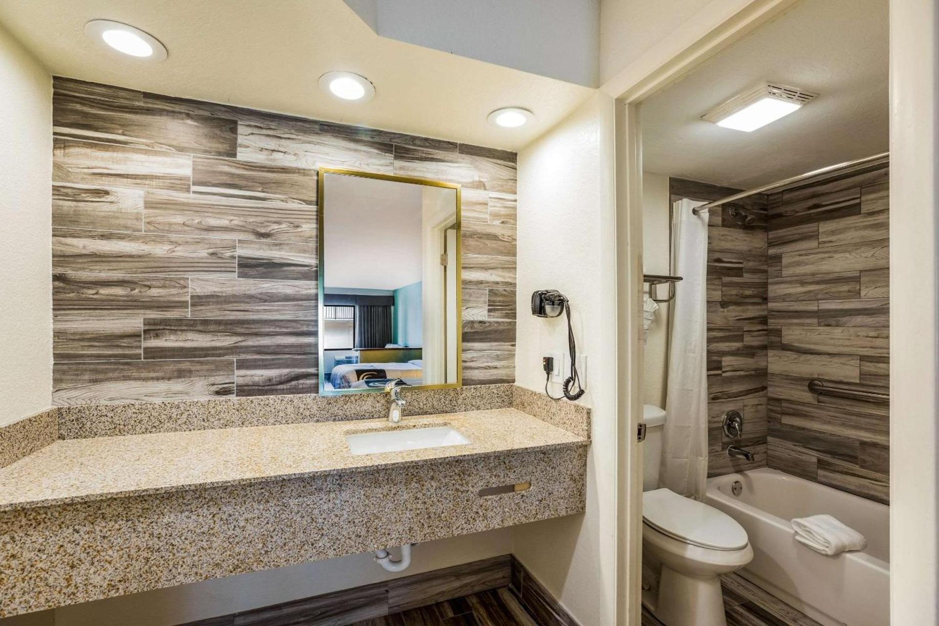 Quality Inn & Suites Downtown photo 16