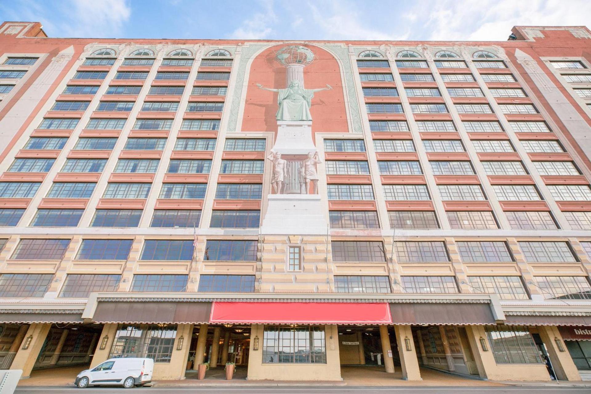 OYO Hotel St Louis Downtown City Center MO photo 1