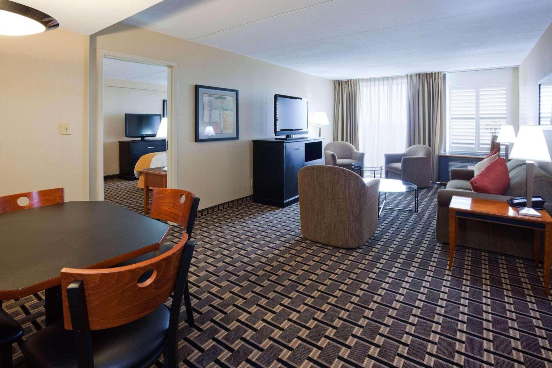 Radisson Hotel Milwaukee West photo 26