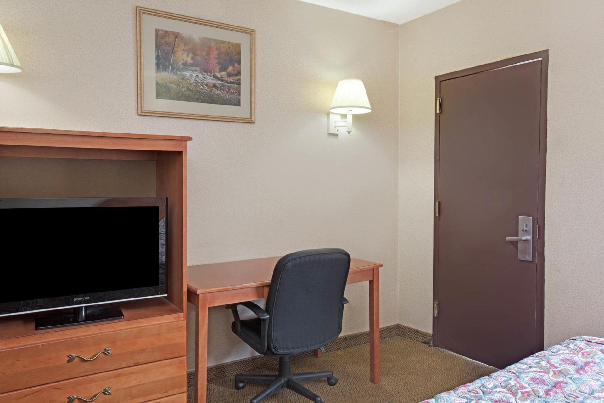 Knights Inn of Pine Brook photo 6