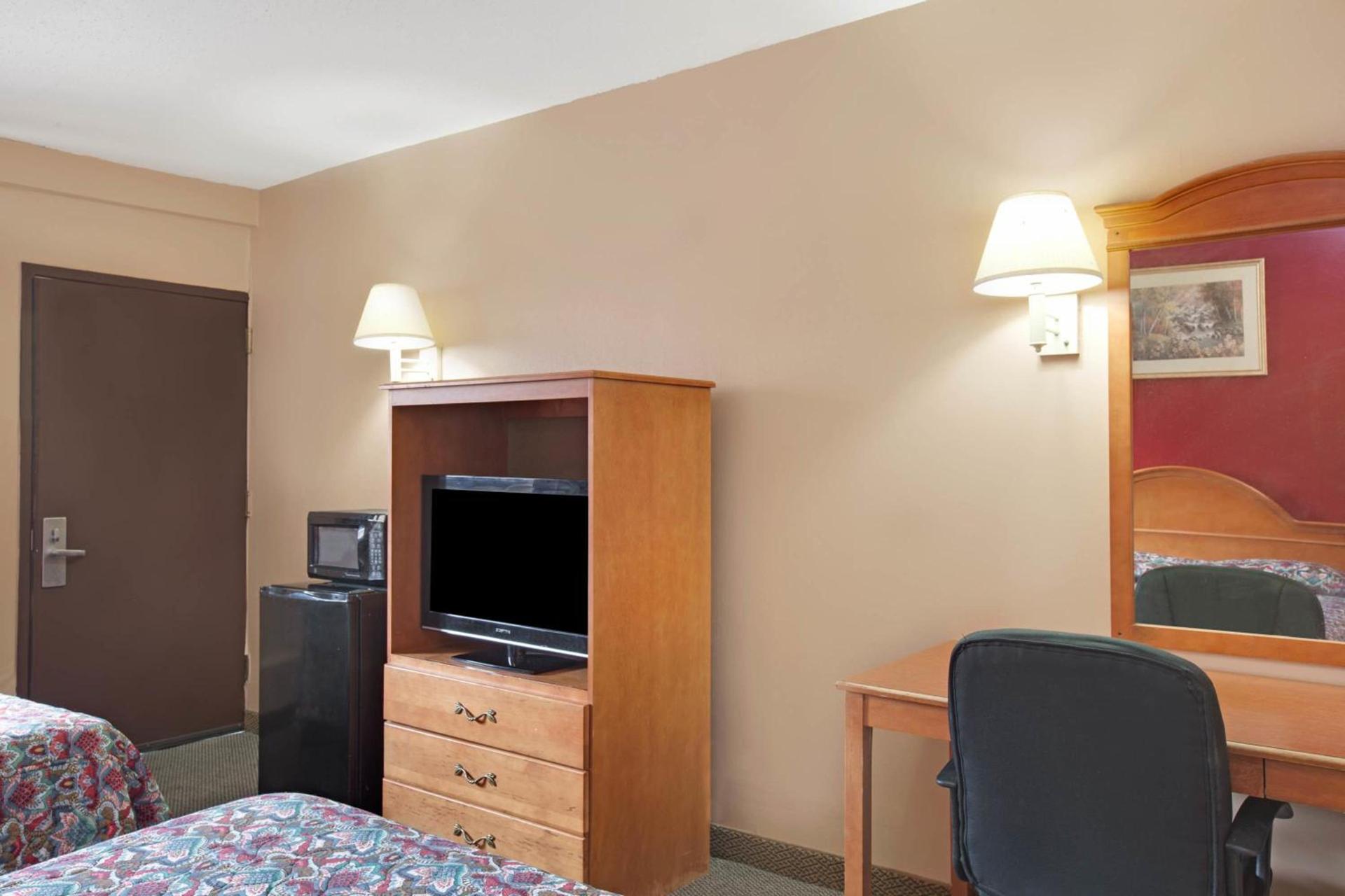 Knights Inn of Pine Brook photo 7