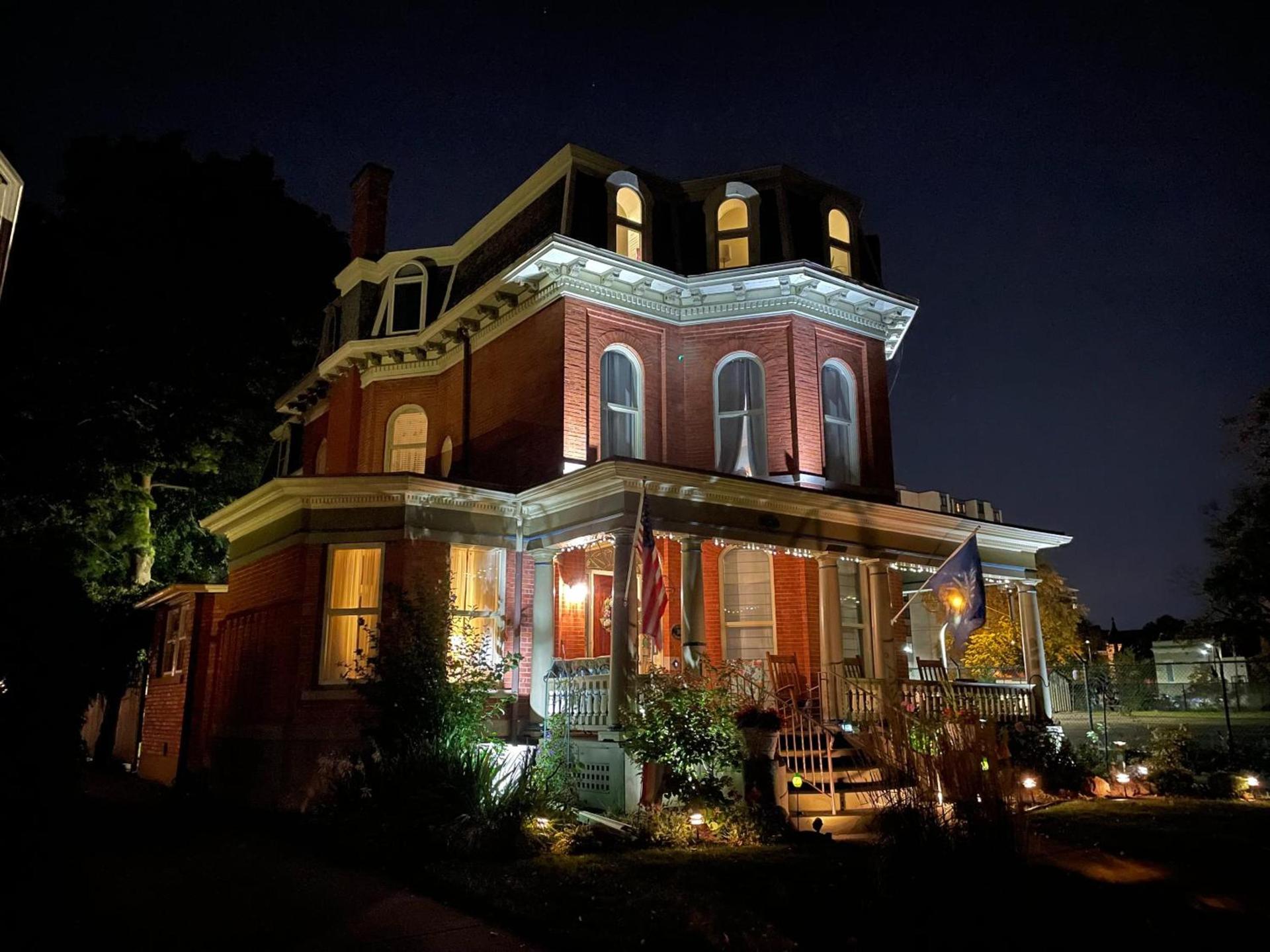 Oscar's Inn photo 1