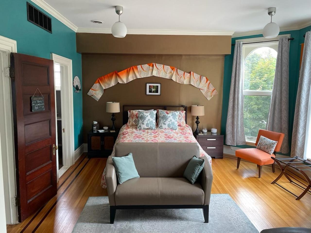 Oscar's Inn photo 2