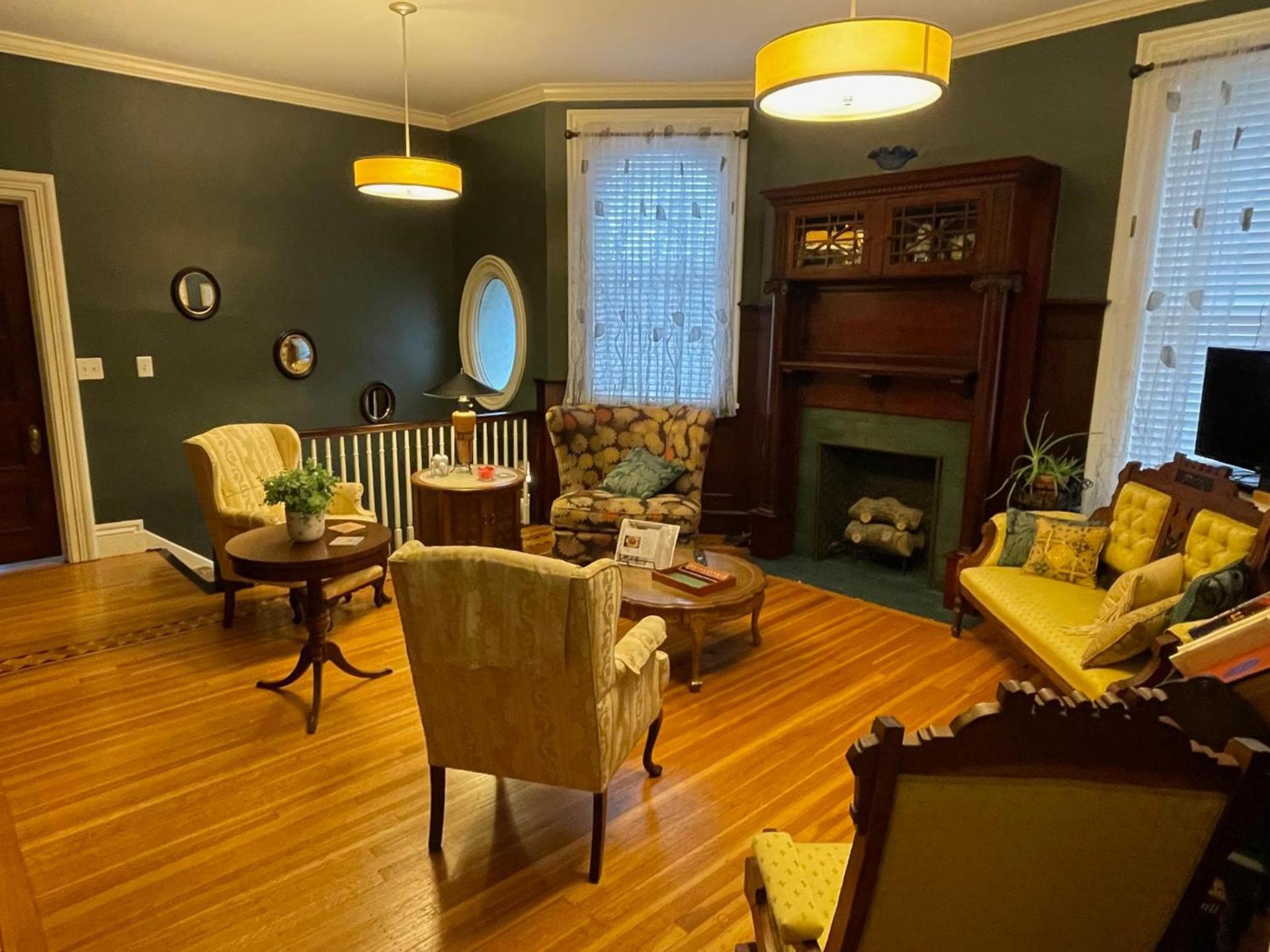 Oscar's Inn photo 11
