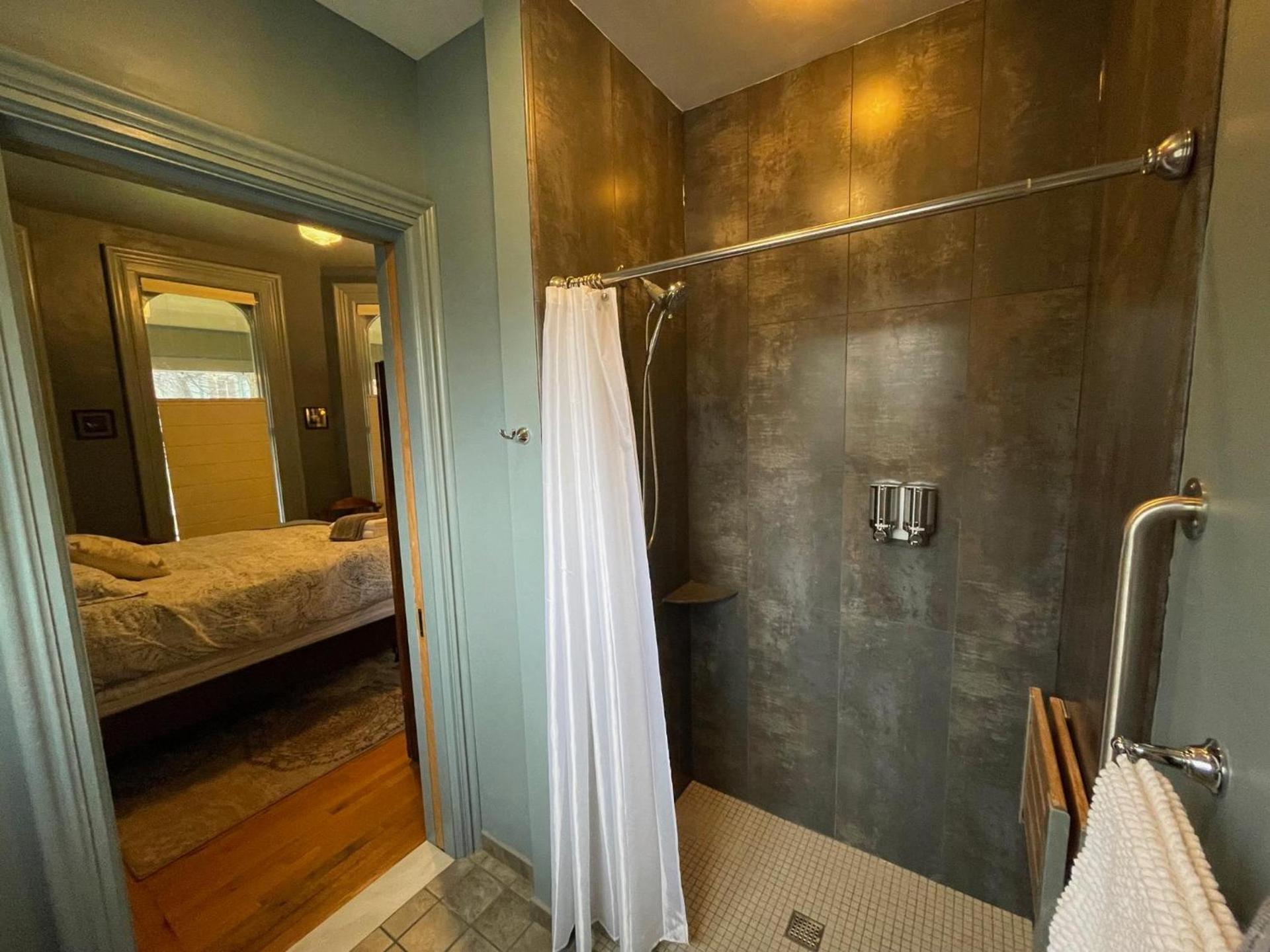 Oscar's Inn photo 13