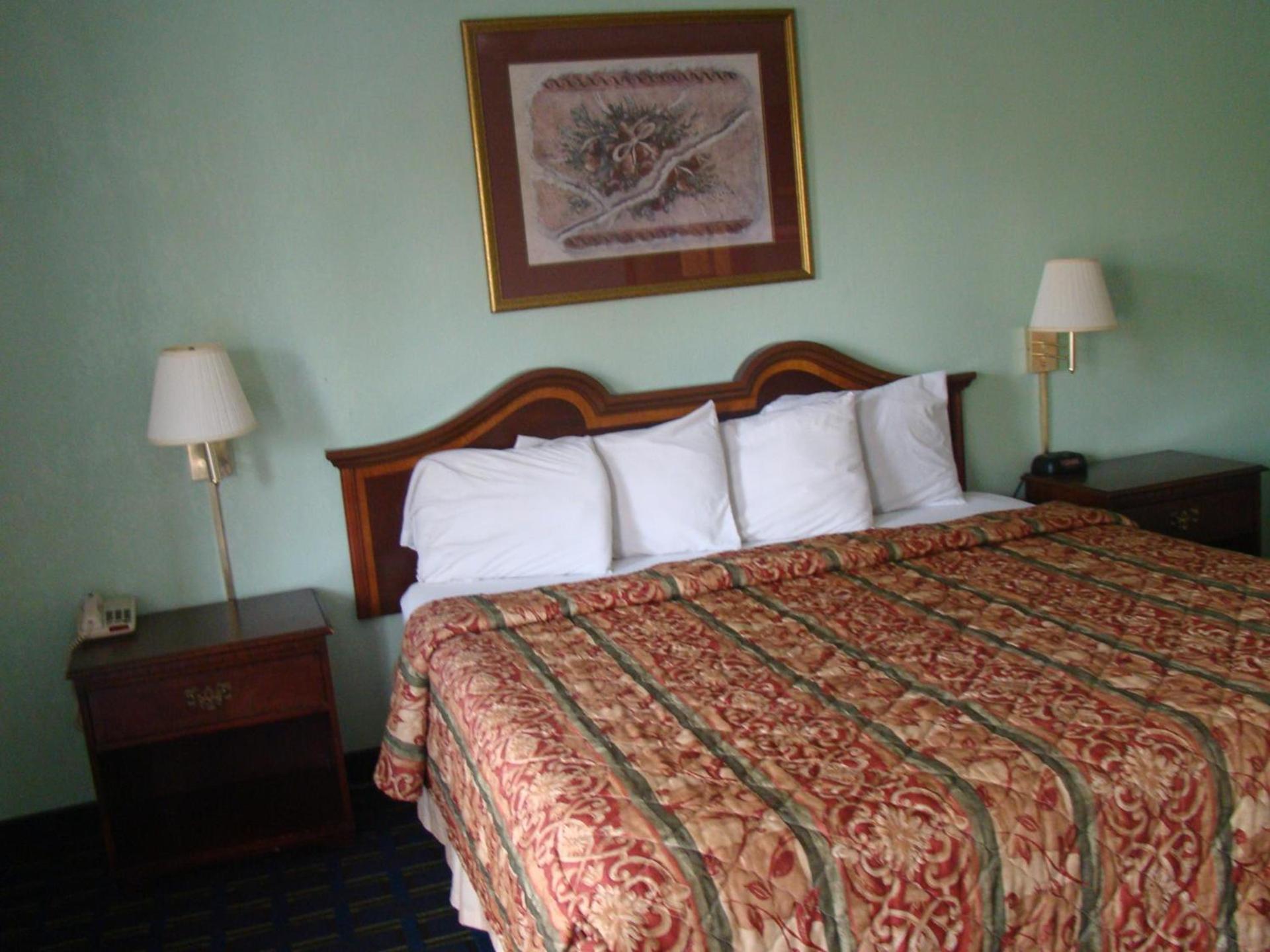 Budget Inn Mount Airy photo 2