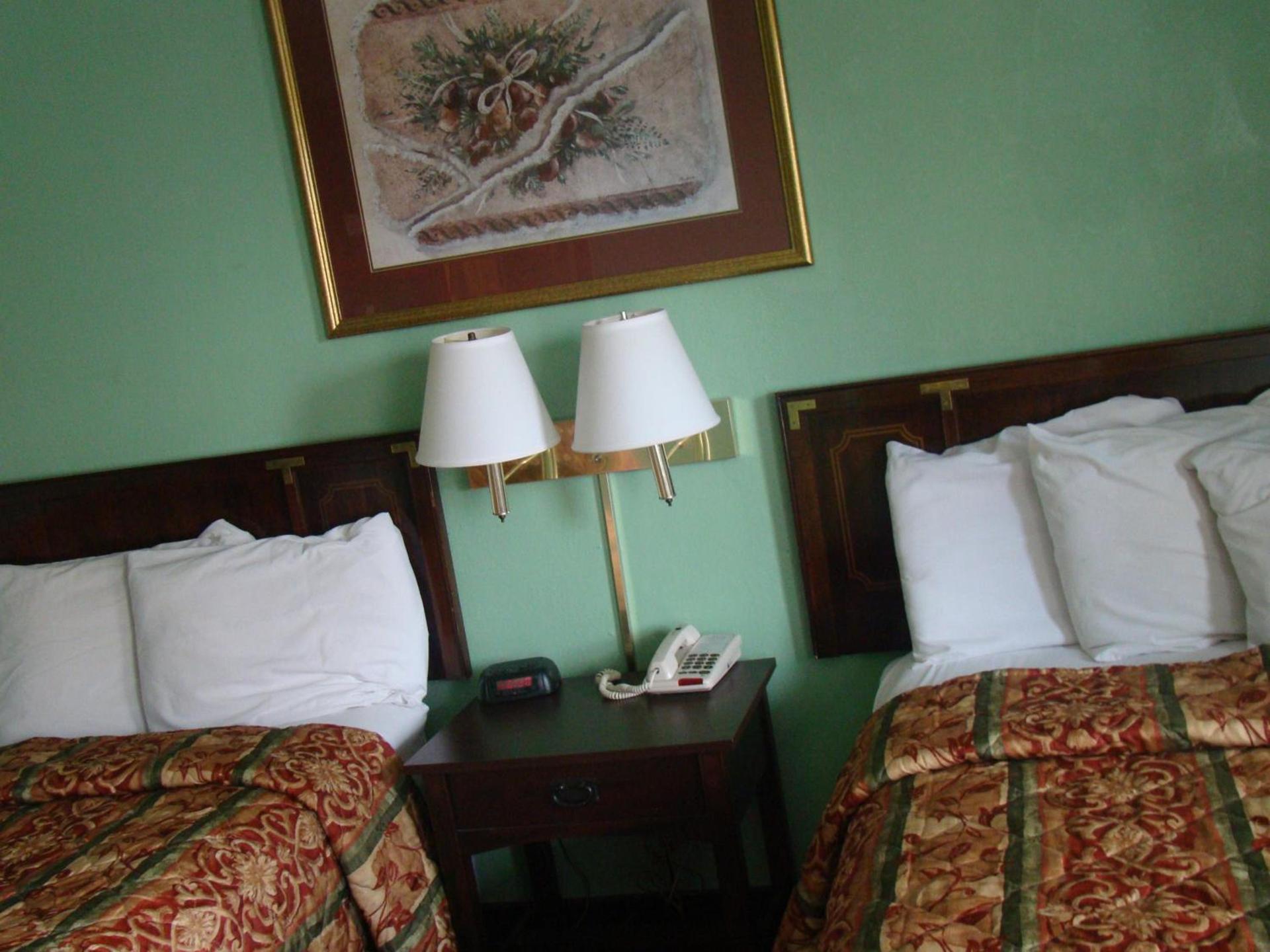 Budget Inn Mount Airy photo 4