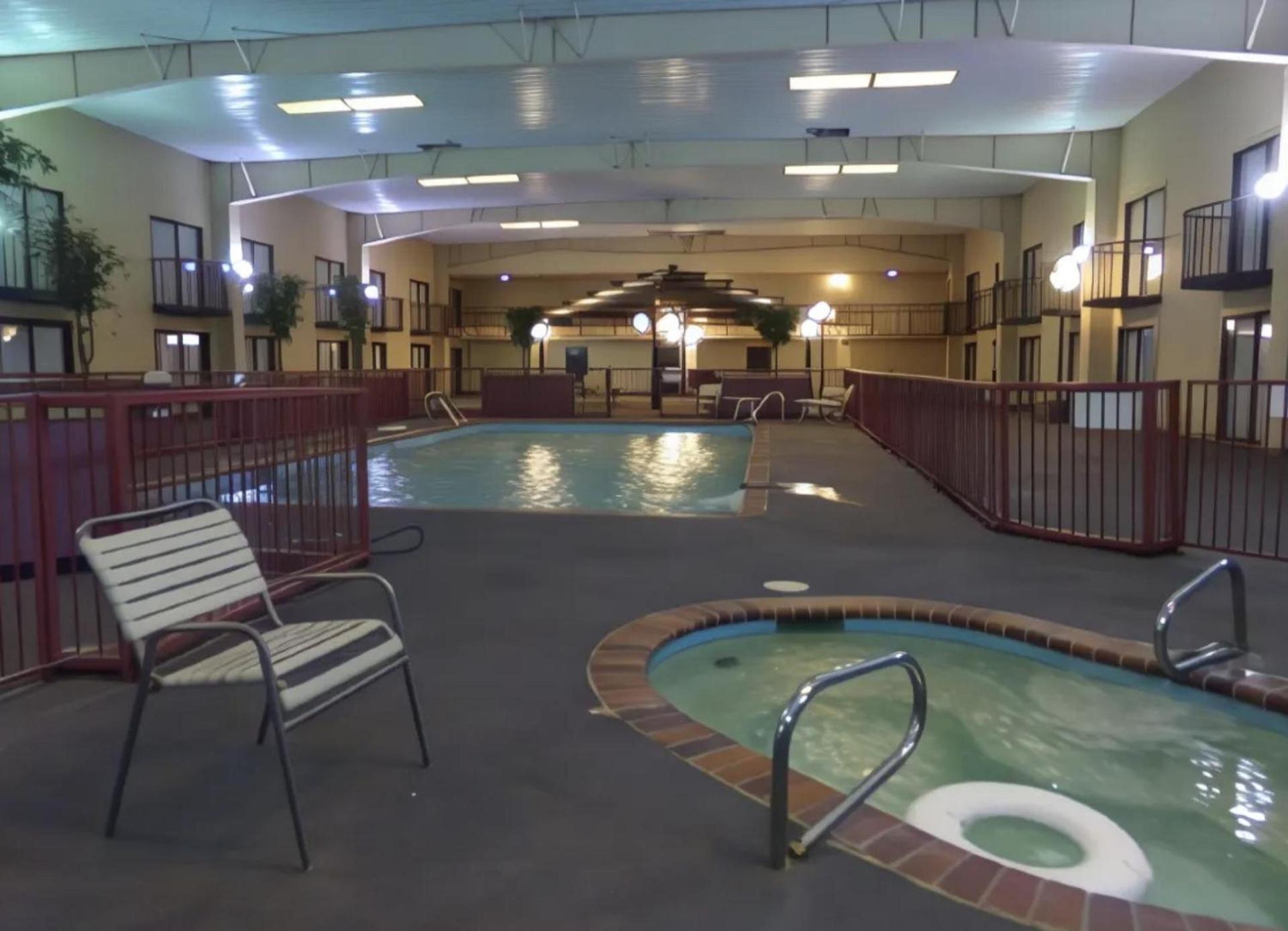 Regency Inn & Suites photo 9