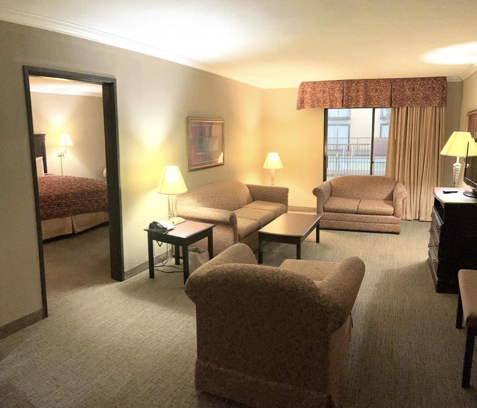 Regency Inn & Suites photo 14