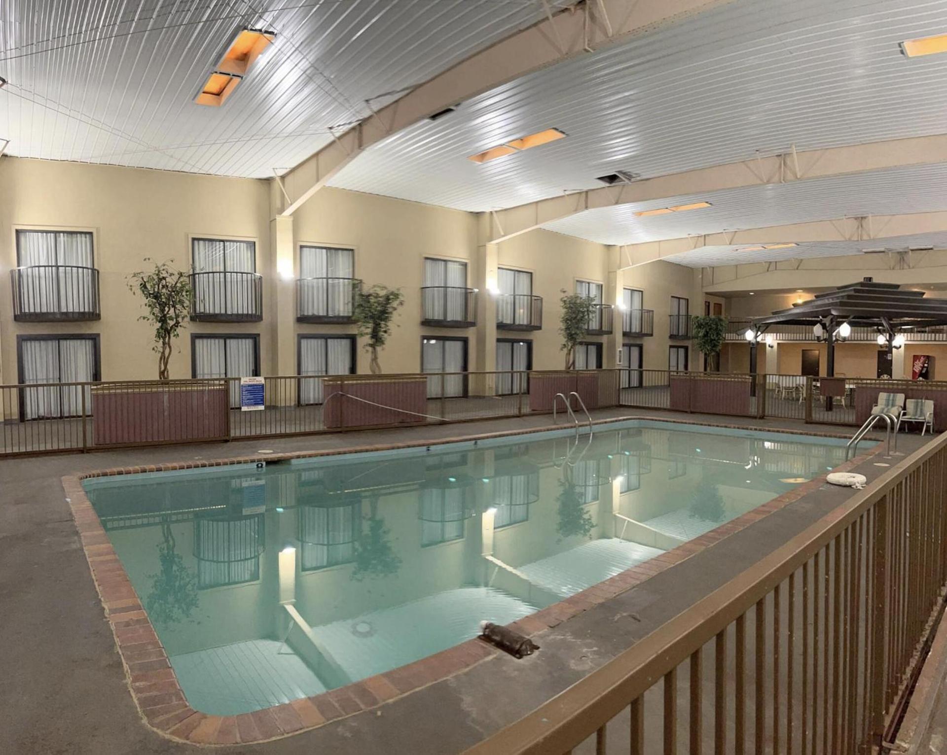 Regency Inn & Suites photo 17