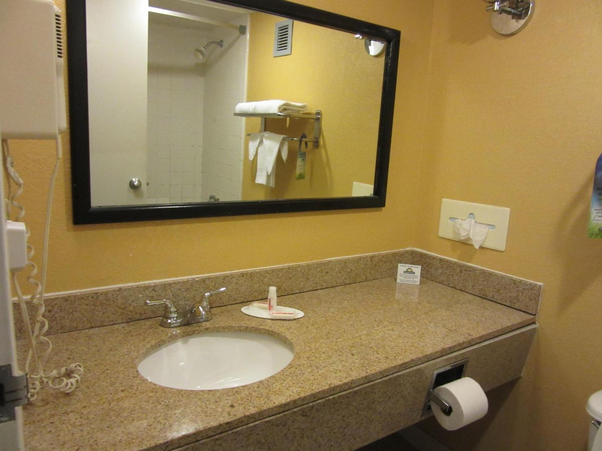 Days Inn & Suites by Wyndham SE Columbia Ft Jackson photo 25