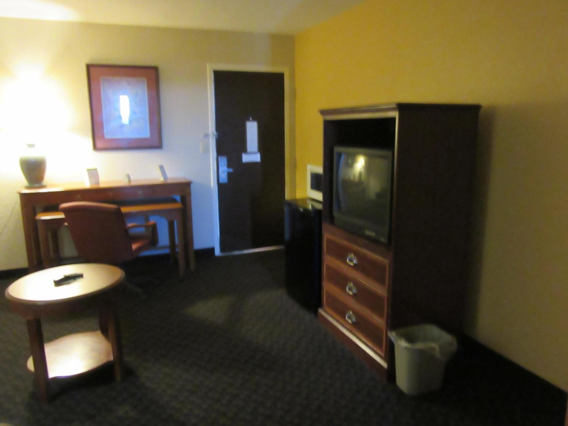 Days Inn & Suites by Wyndham SE Columbia Ft Jackson photo 12