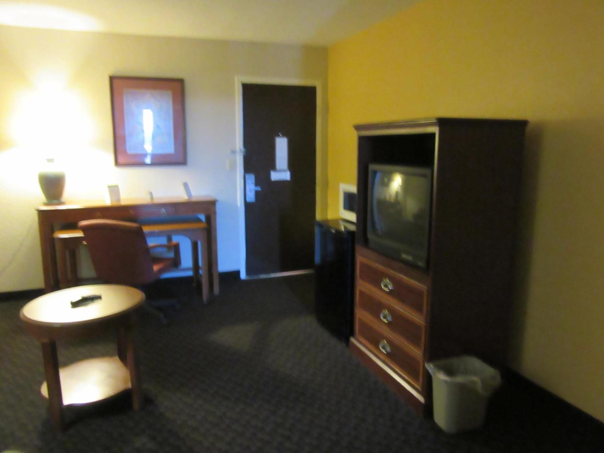Days Inn & Suites by Wyndham SE Columbia Ft Jackson photo 20
