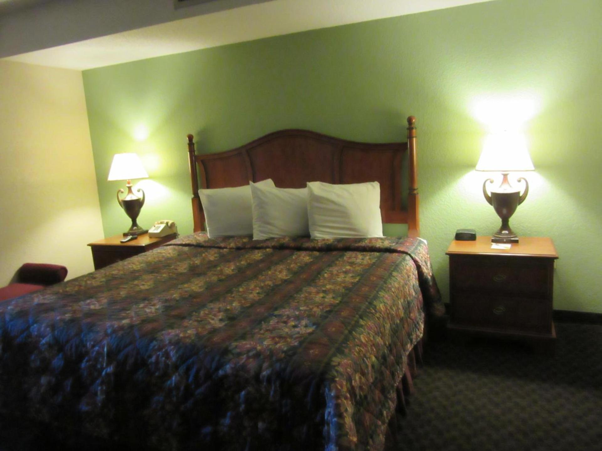 Days Inn & Suites by Wyndham SE Columbia Ft Jackson photo 11