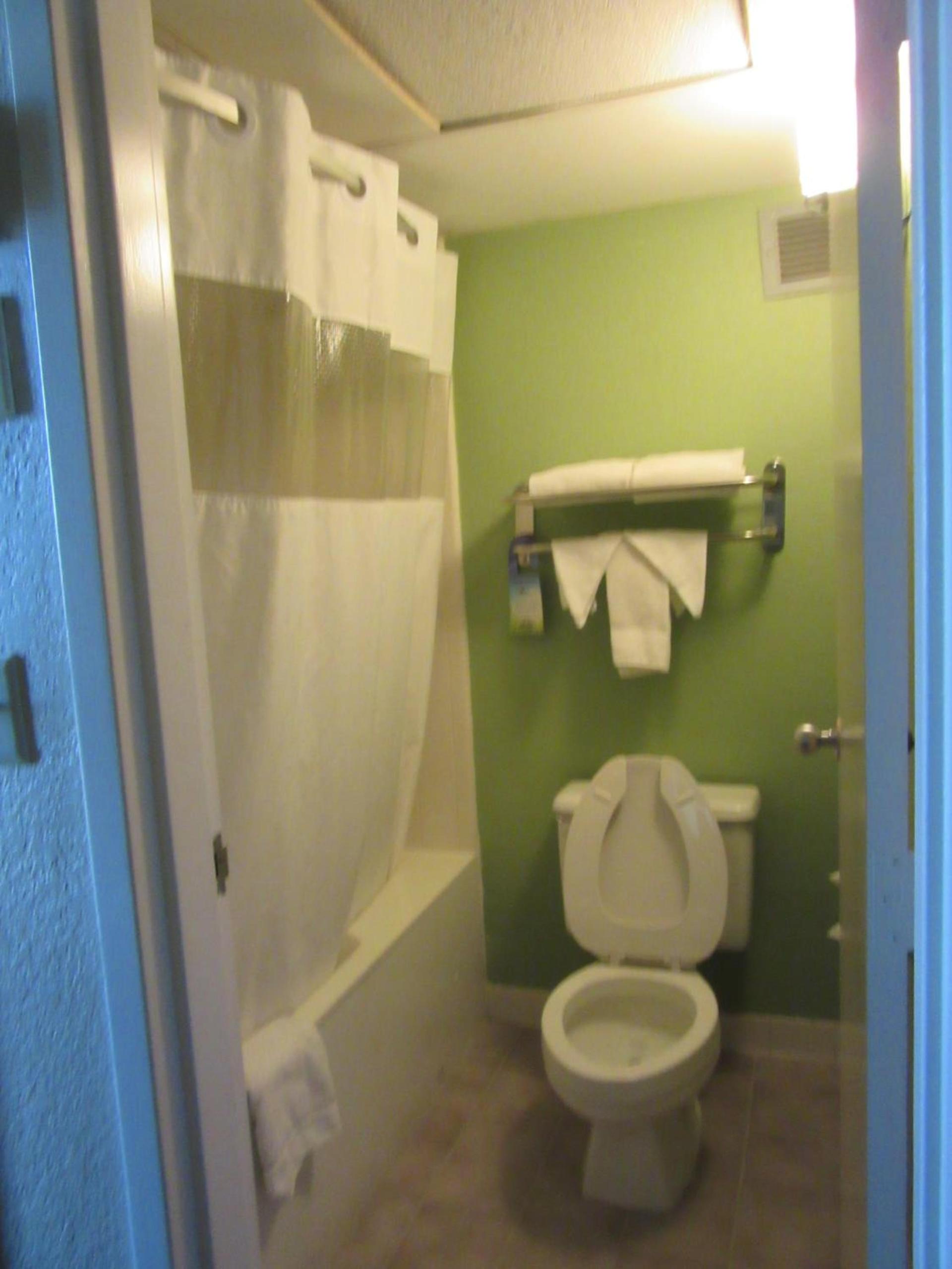 Days Inn & Suites by Wyndham SE Columbia Ft Jackson photo 24