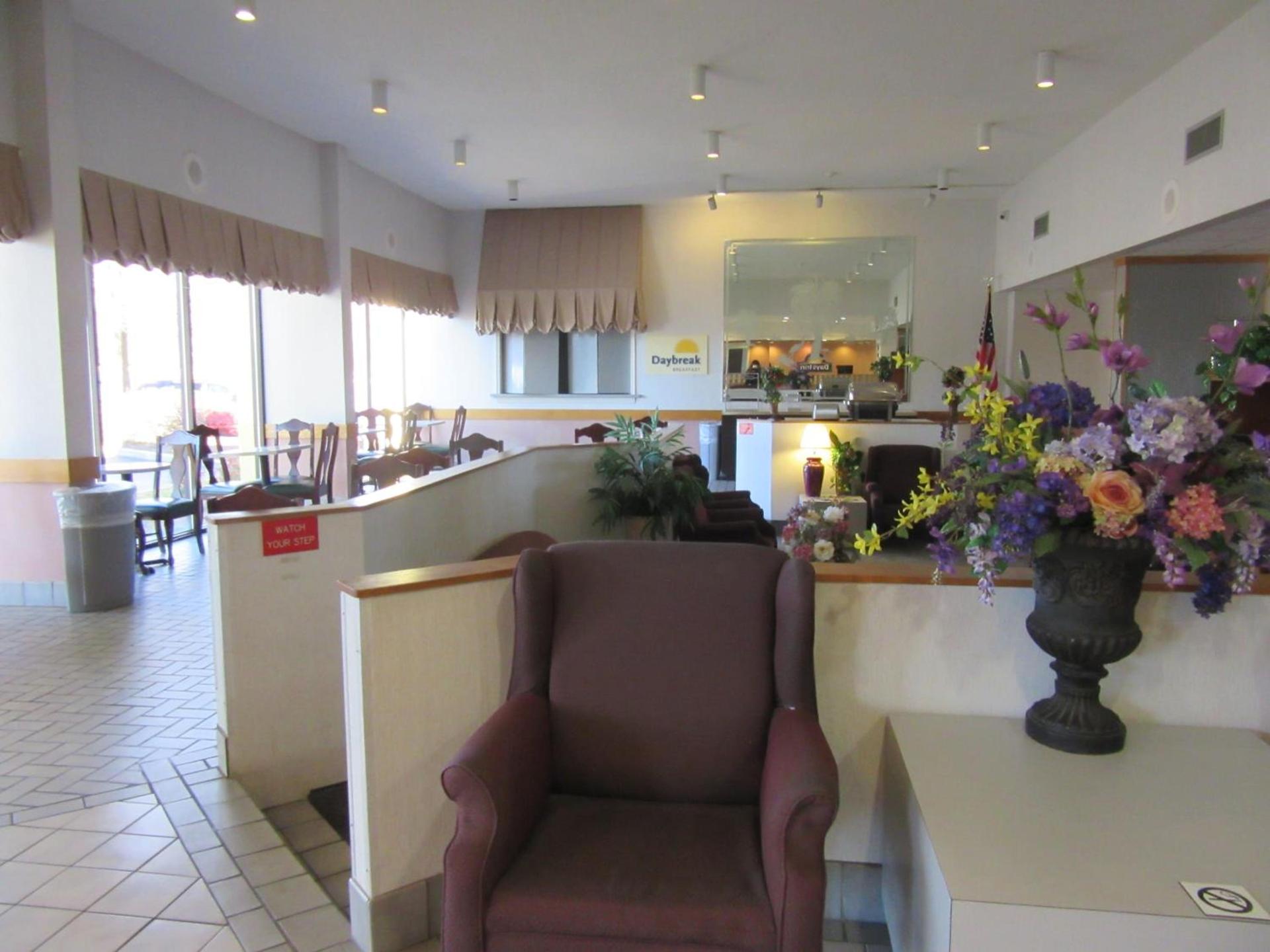 Days Inn & Suites by Wyndham SE Columbia Ft Jackson photo 3