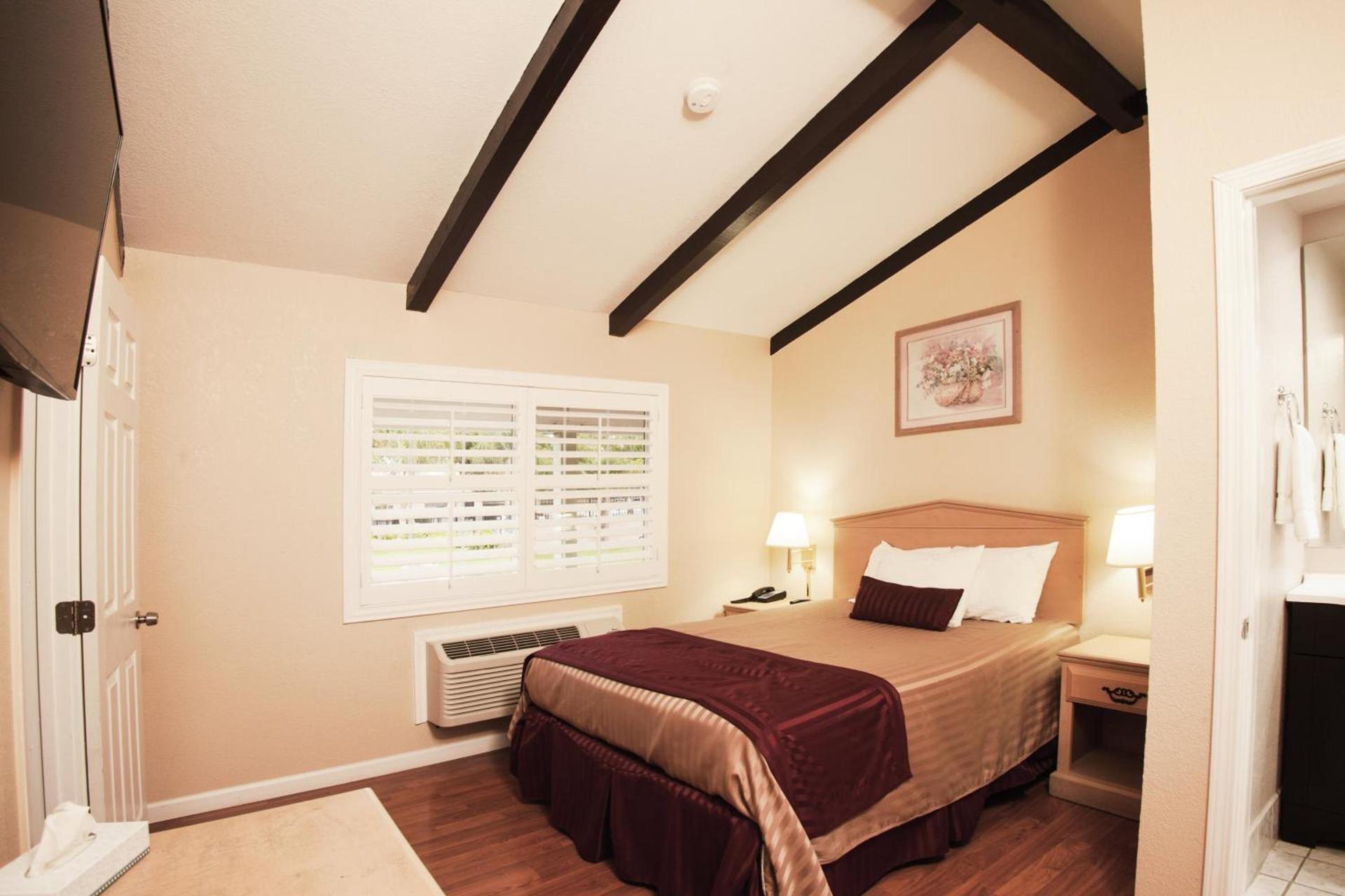 Tri-Valley Inn & Suites photo 8
