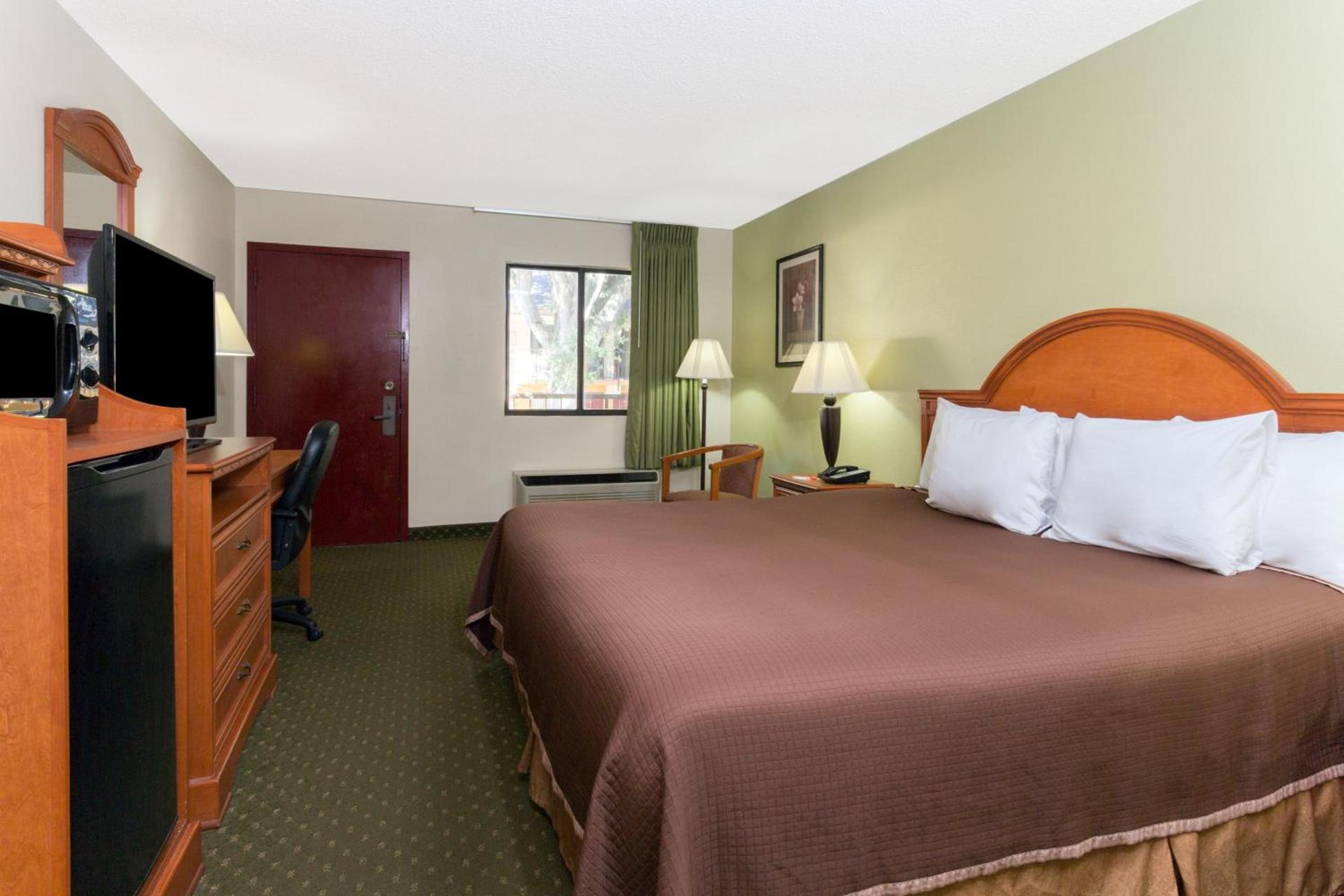 Howard Johnson by Wyndham Tallahassee photo 12