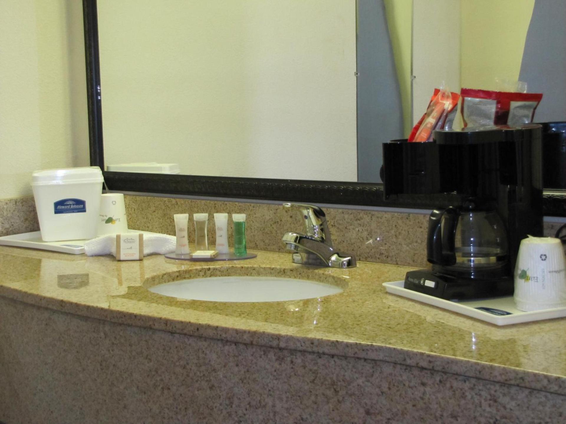 Howard Johnson by Wyndham Tallahassee photo 3