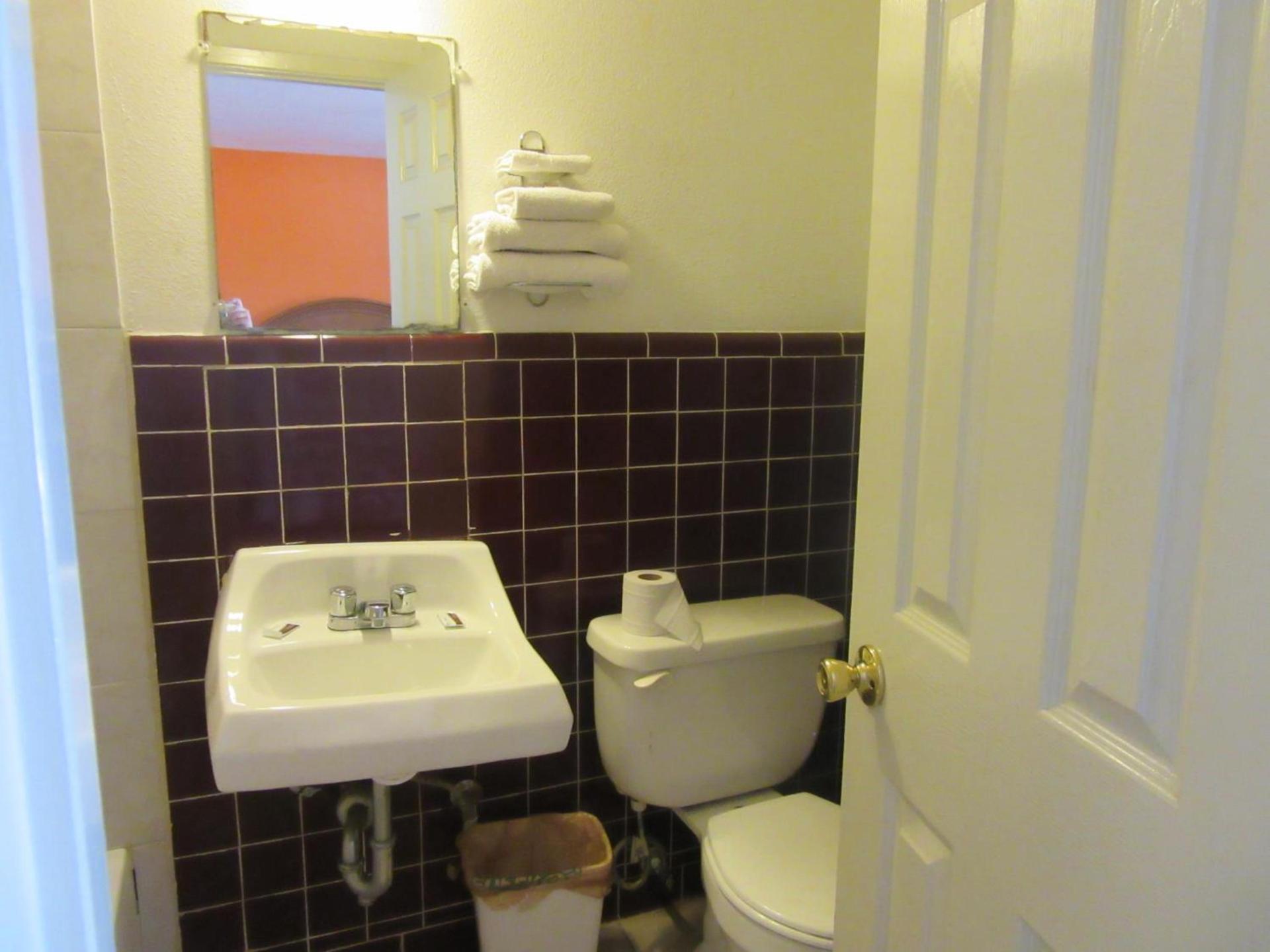 Relax Inn Tyler photo 23
