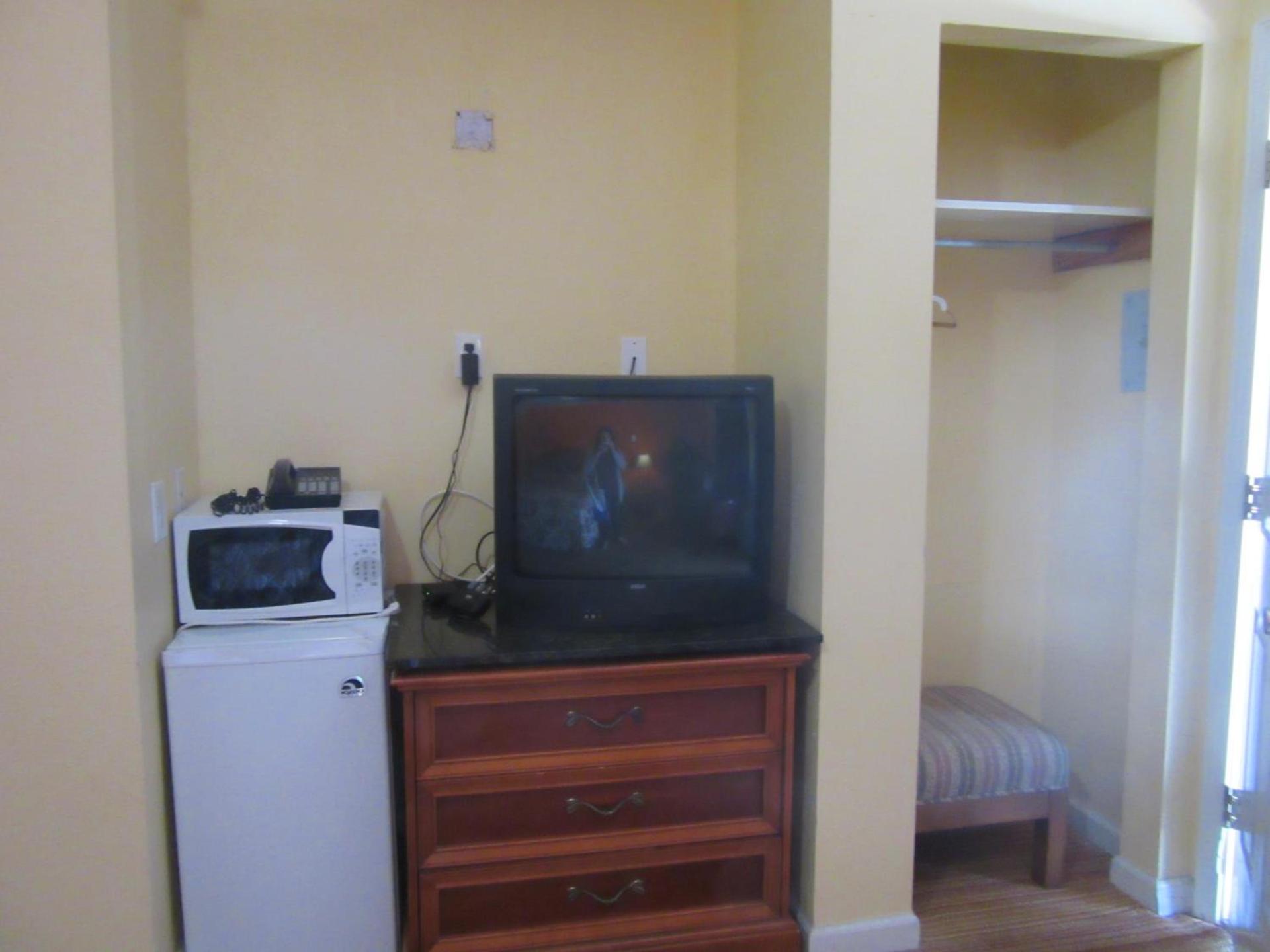 Relax Inn Tyler photo 5
