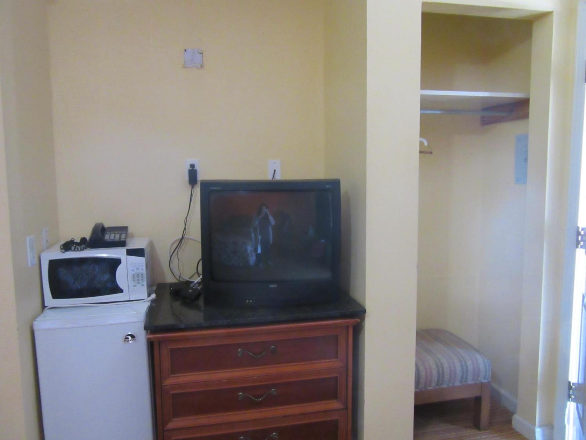Relax Inn Tyler photo 11