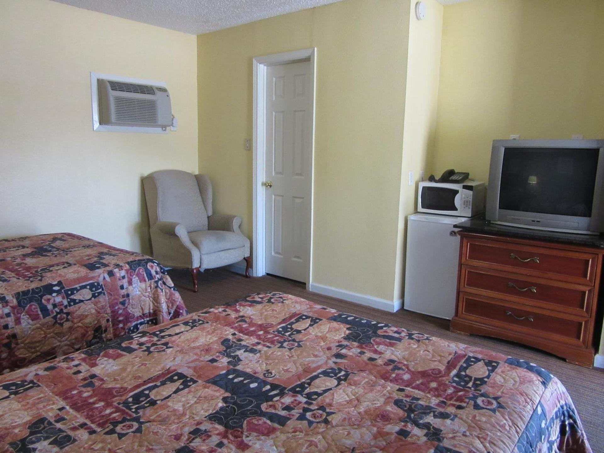 Relax Inn Tyler photo 14