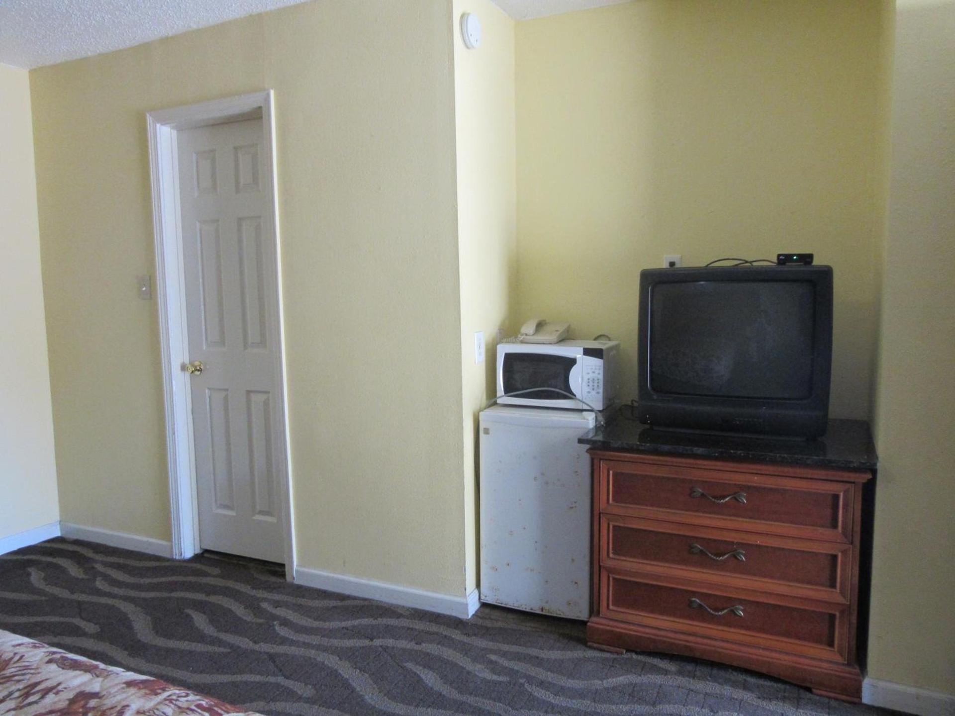 Relax Inn Tyler photo 17