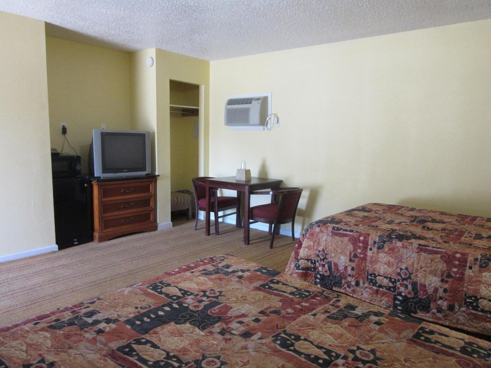 Relax Inn Tyler photo 9