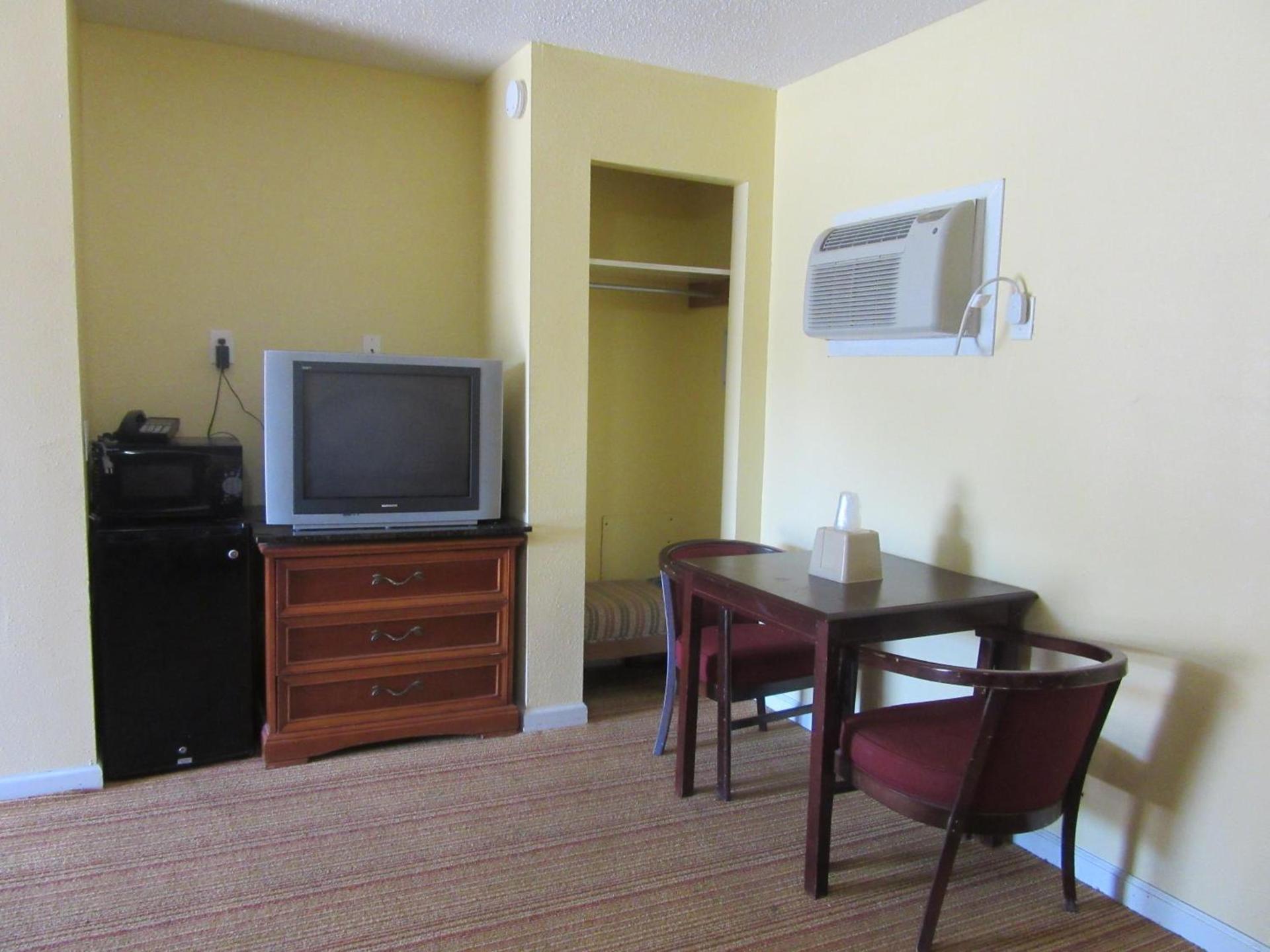 Relax Inn Tyler photo 3