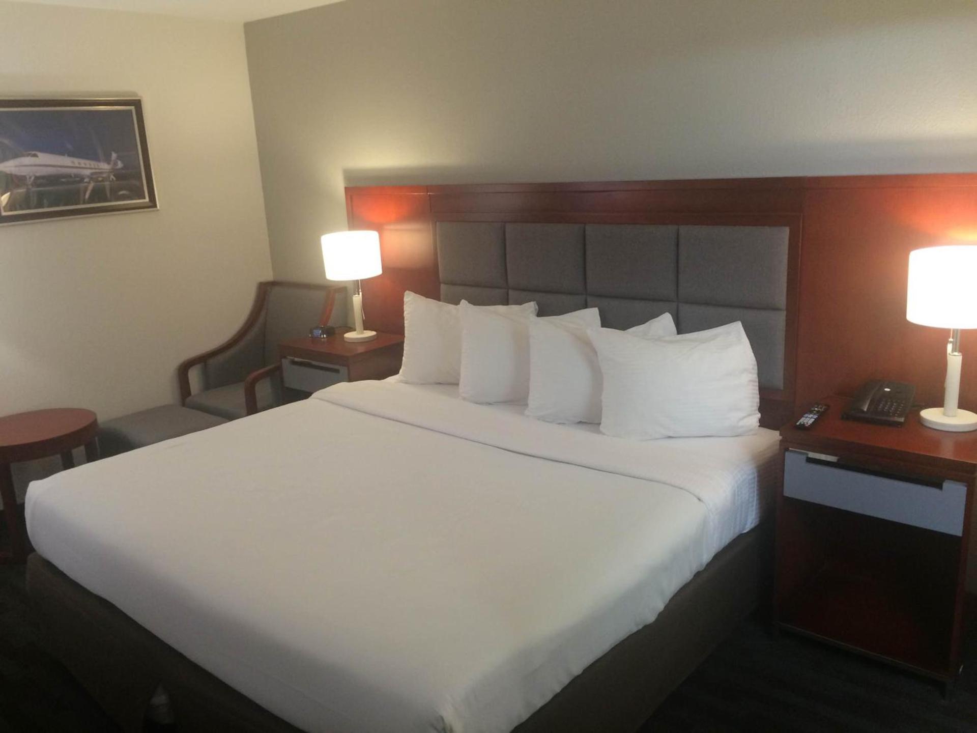 Ramada Plaza by Wyndham Chicago North Shore photo 12