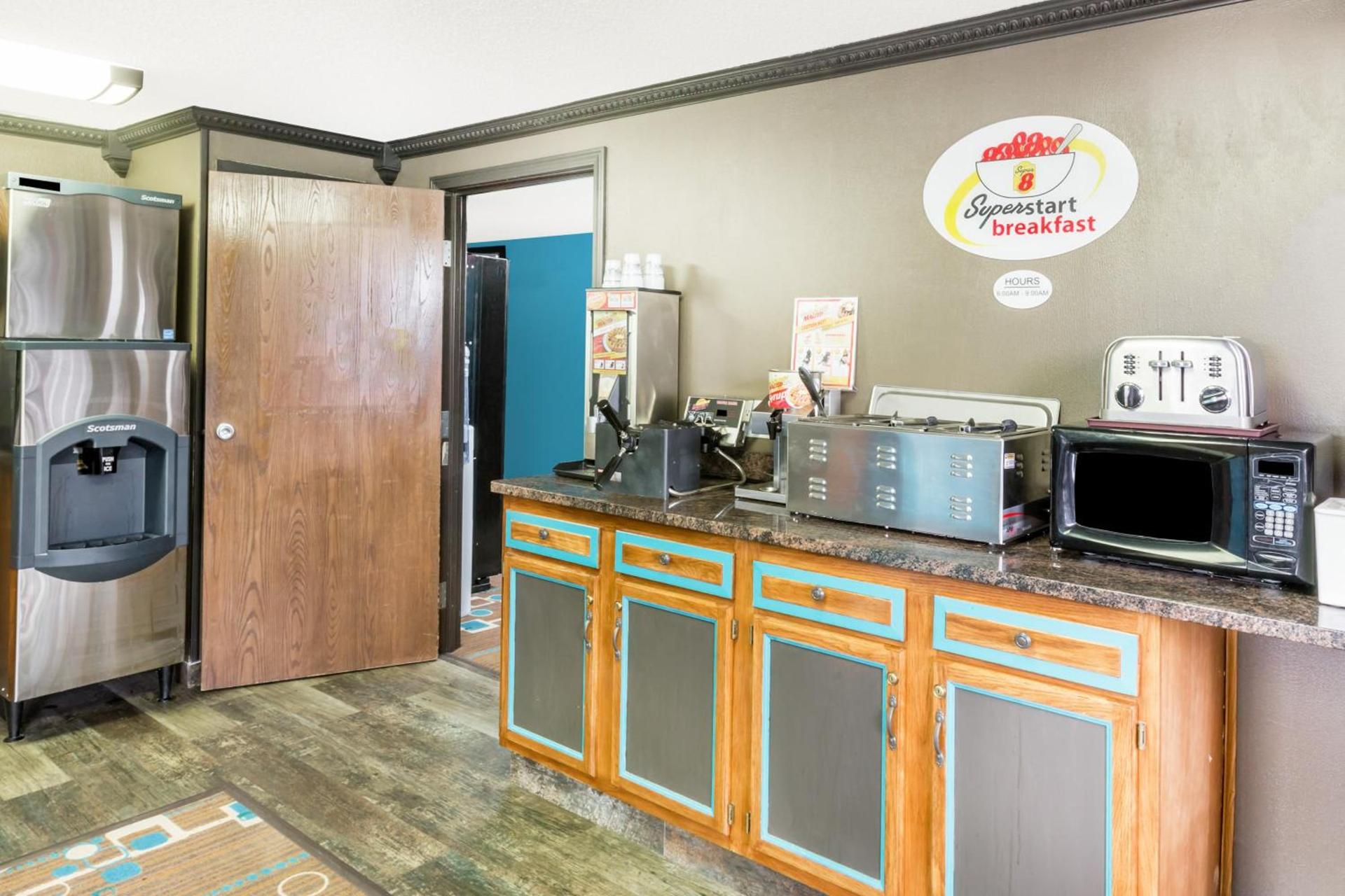 Super 8 by Wyndham Spencer photo 23