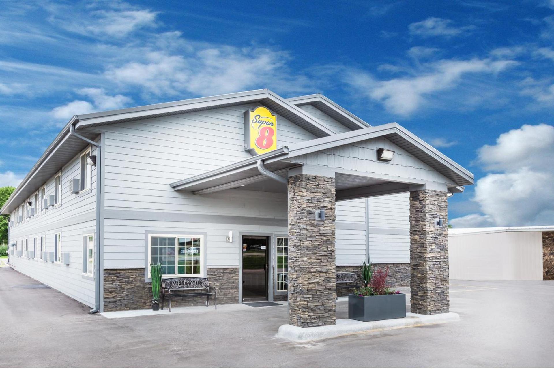 Super 8 by Wyndham Spencer photo 2