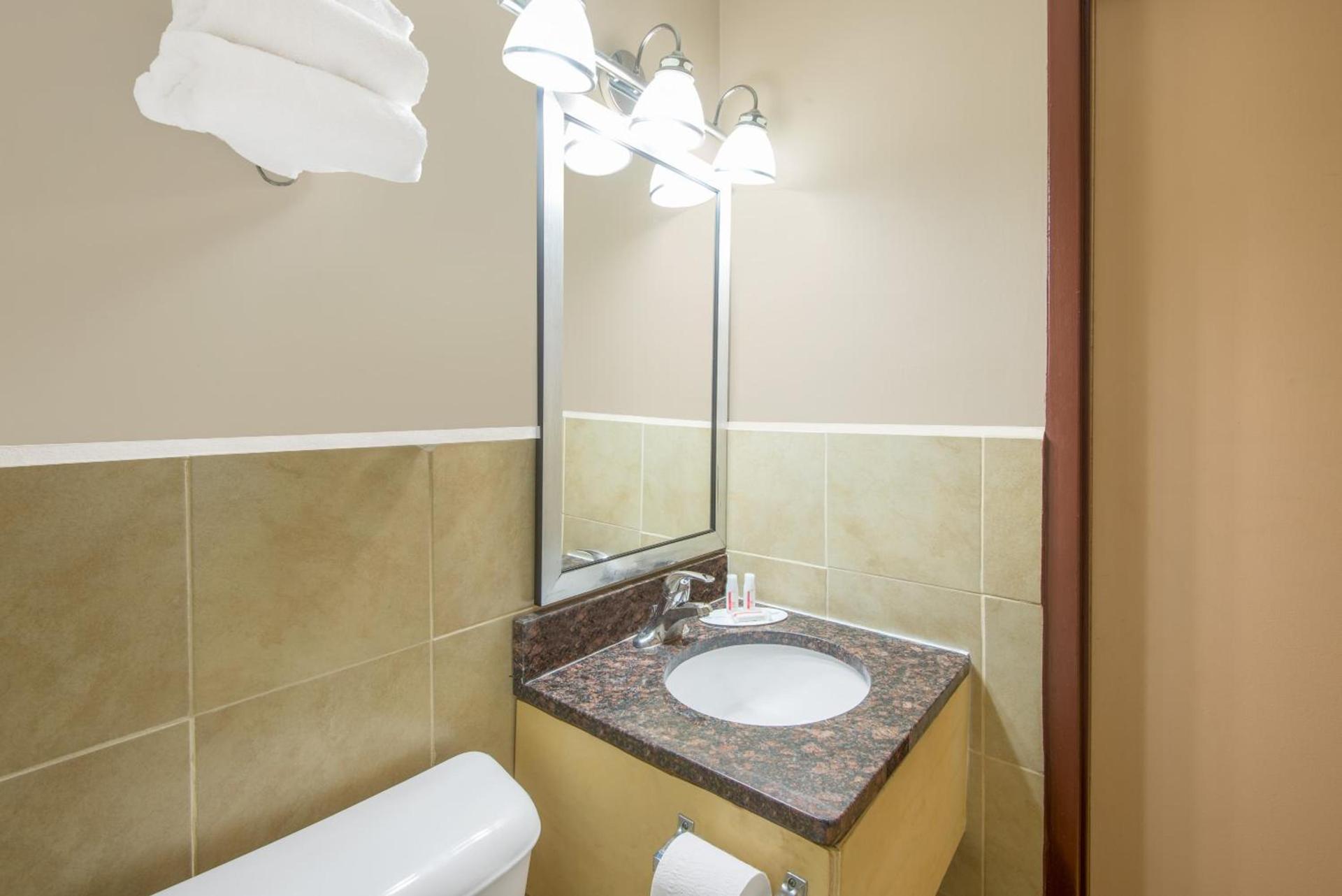 Super 8 by Wyndham Cleveland photo 19