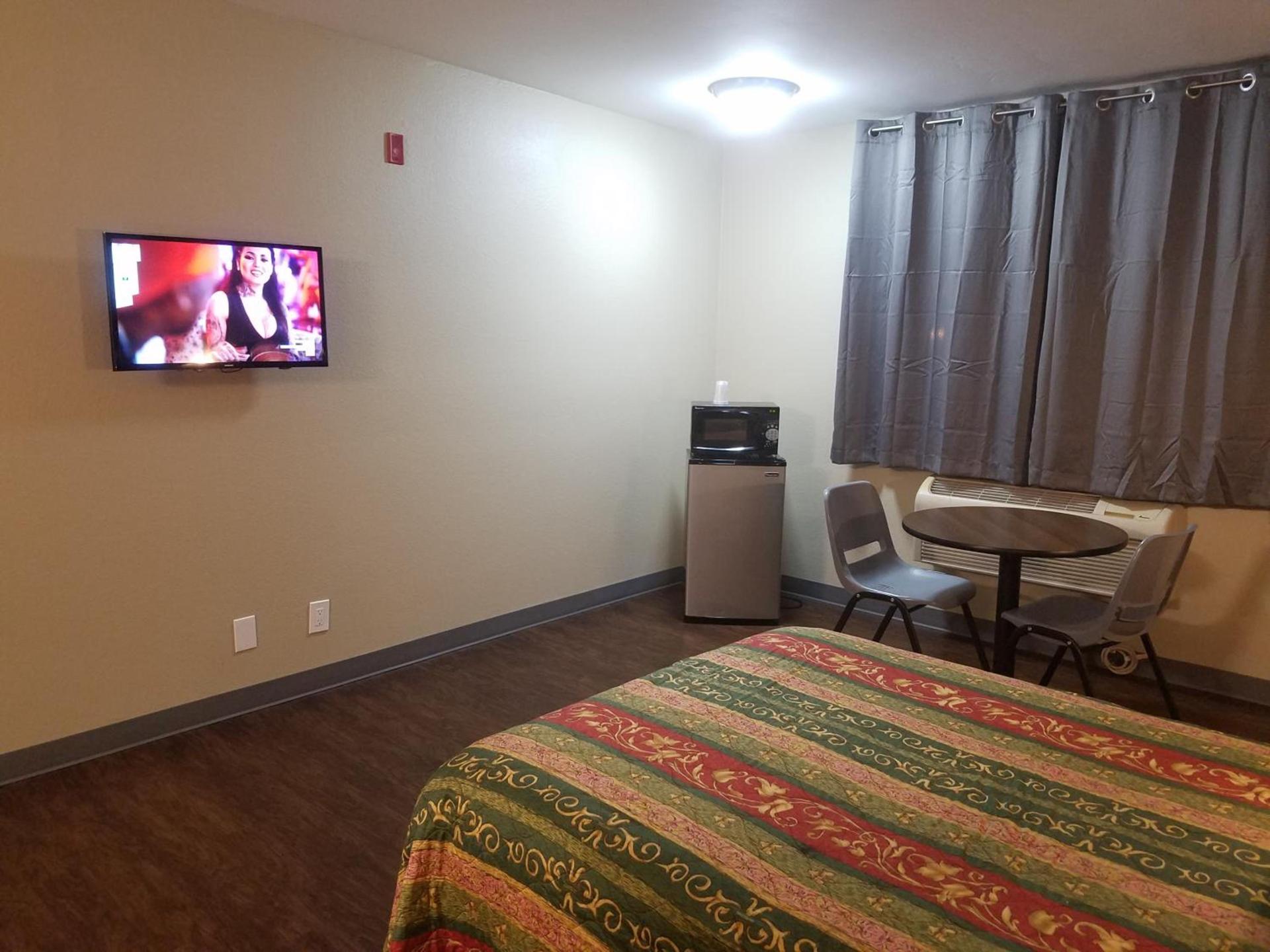 Travel Time Motel photo 6