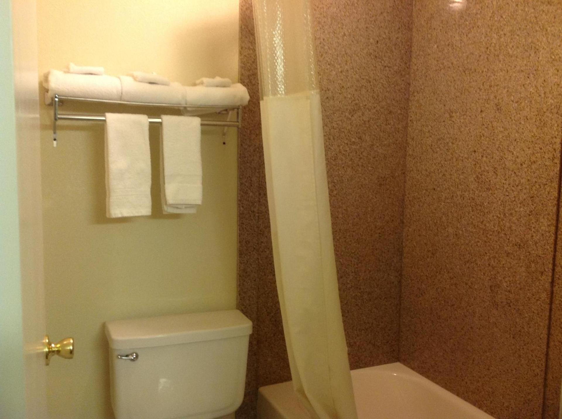 Howard Johnson by Wyndham Tallahassee photo 16