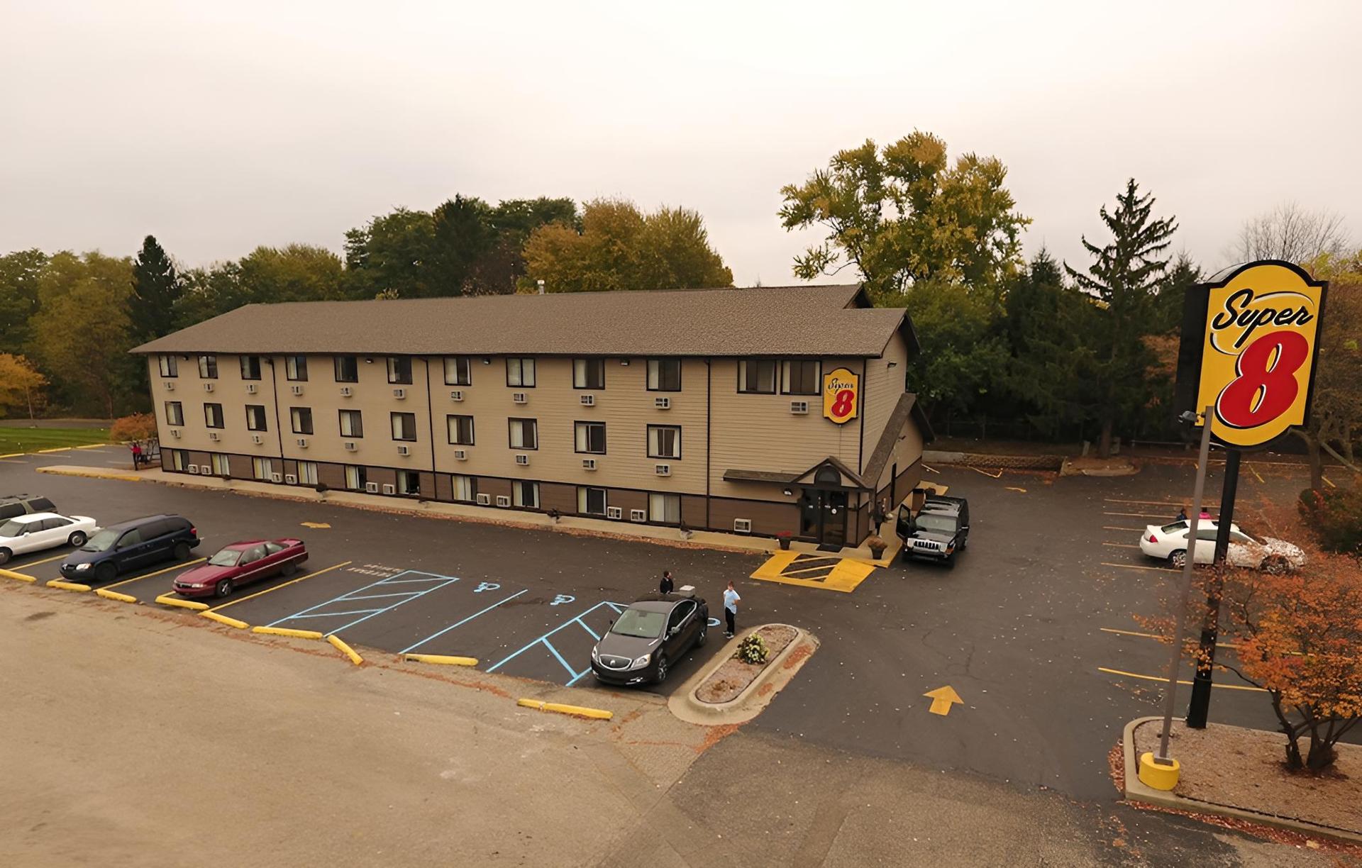 Super 8 by Wyndham Kalamazoo photo 11