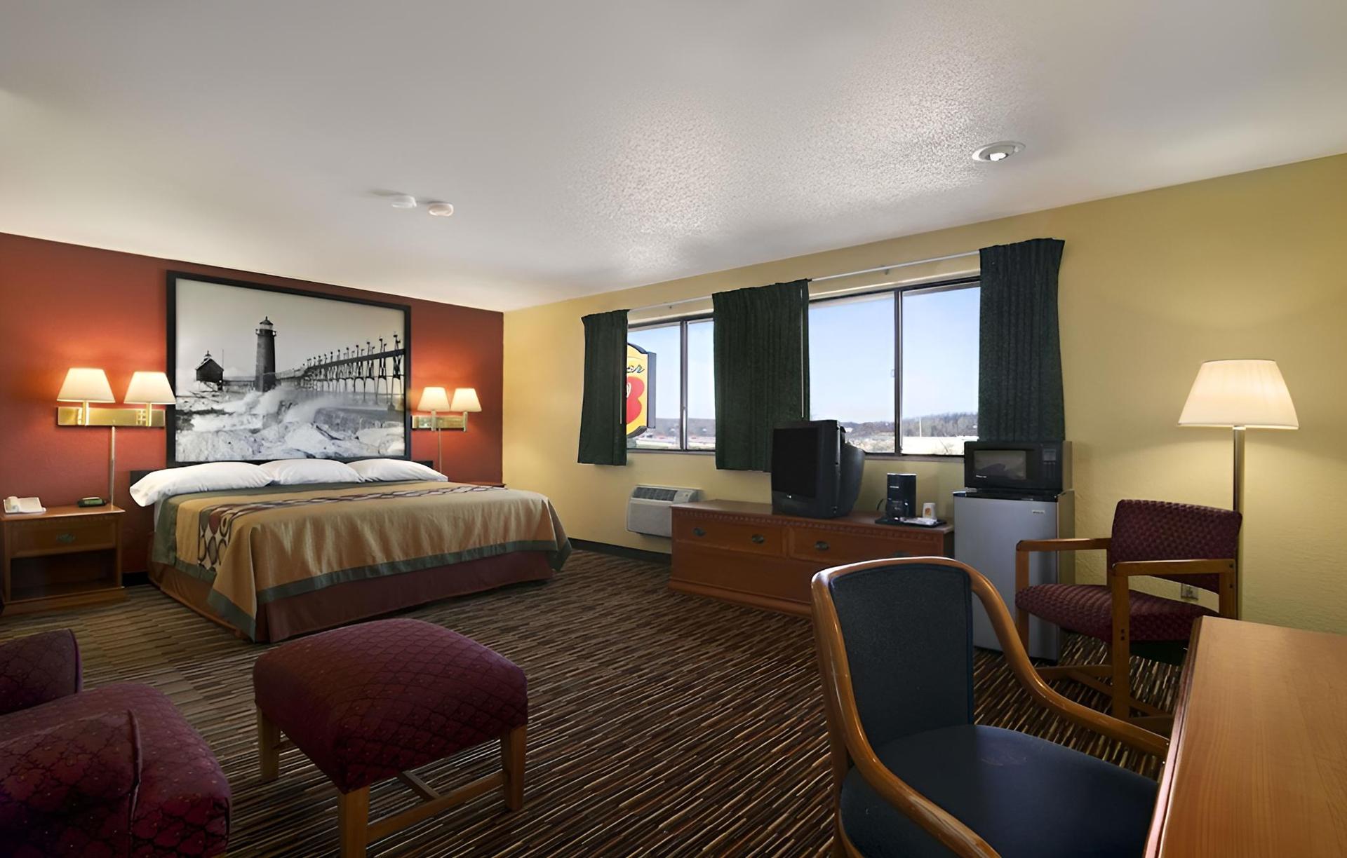 Super 8 by Wyndham Kalamazoo photo 6
